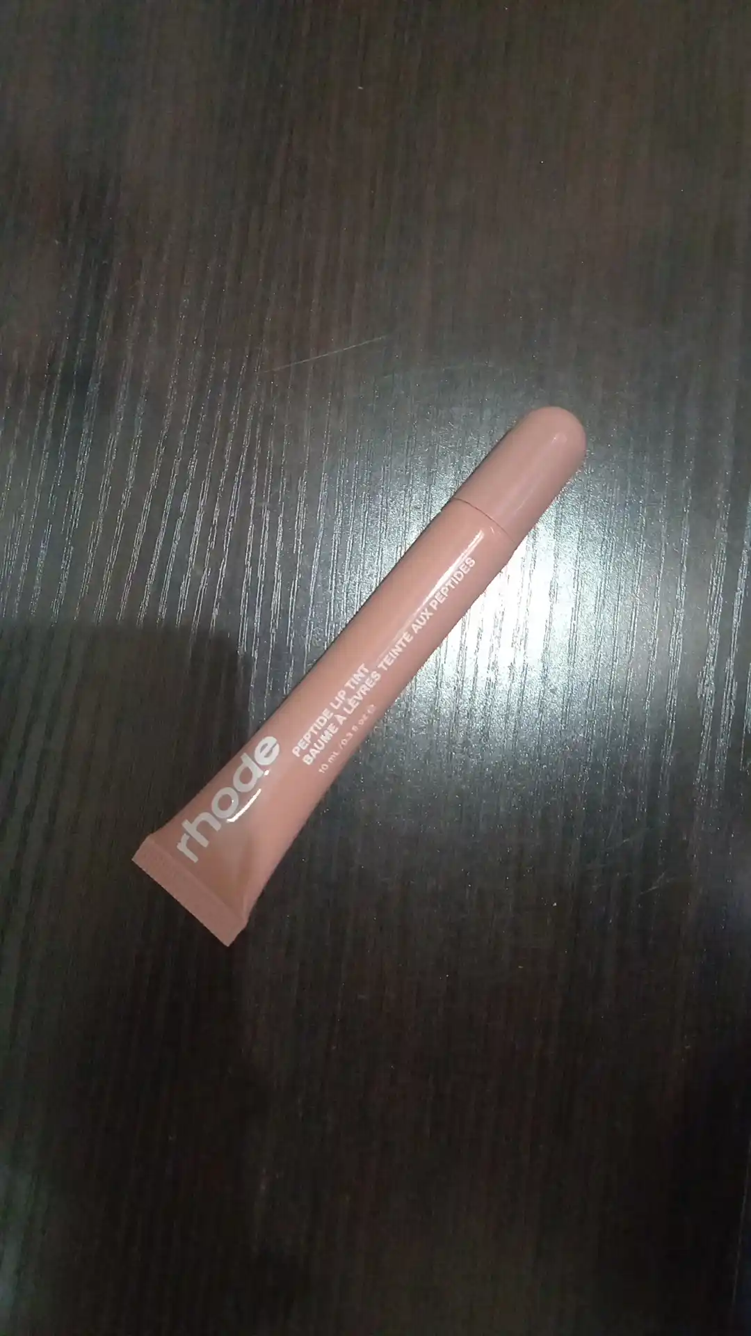 Lab bo‘yog‘i namlik, yaltiroqlik va barqaror rangni ta’minlaydi