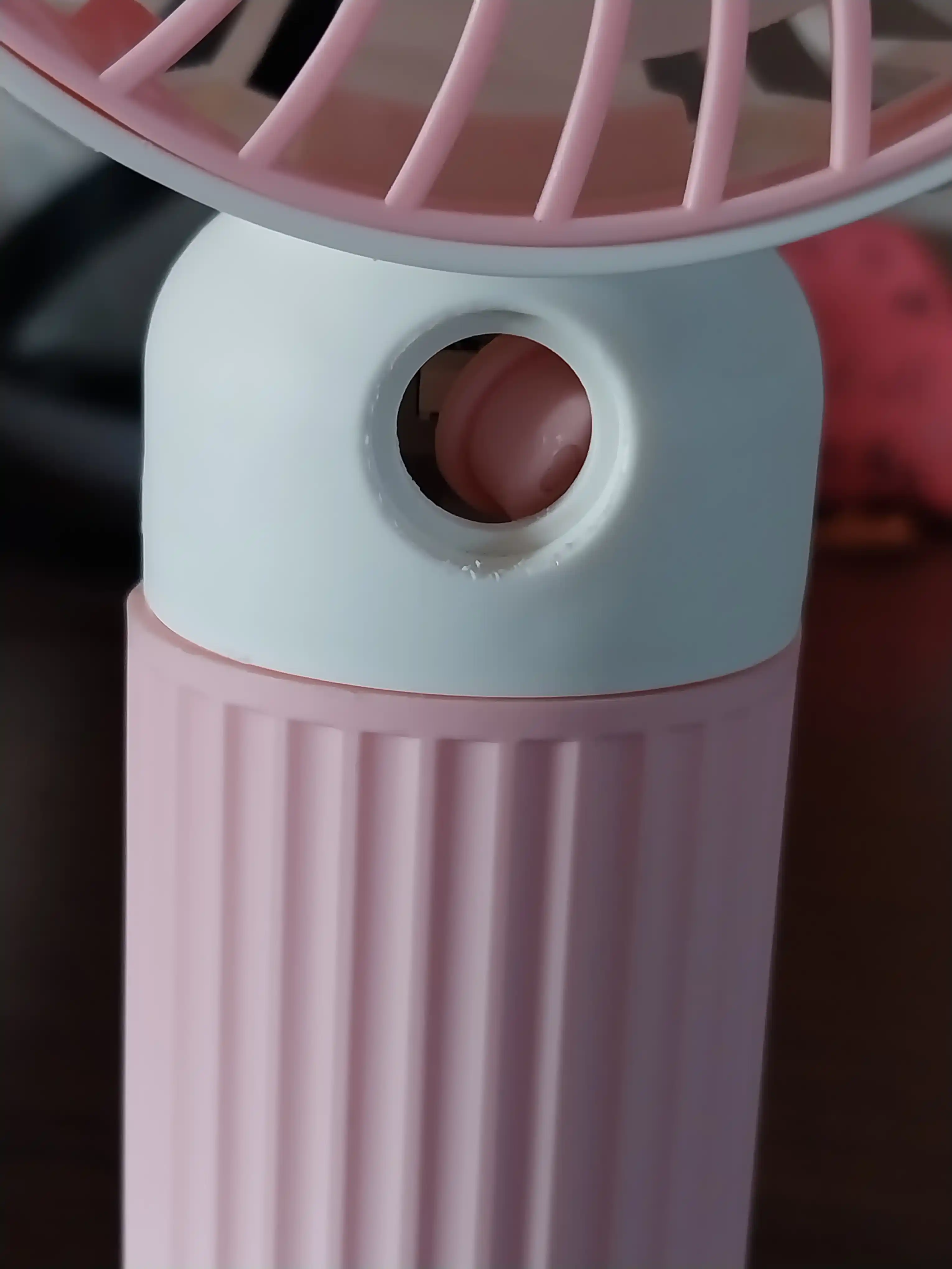 Mini-USB orqali quvvatlash imkoniyatiga ega mini-ventilyator