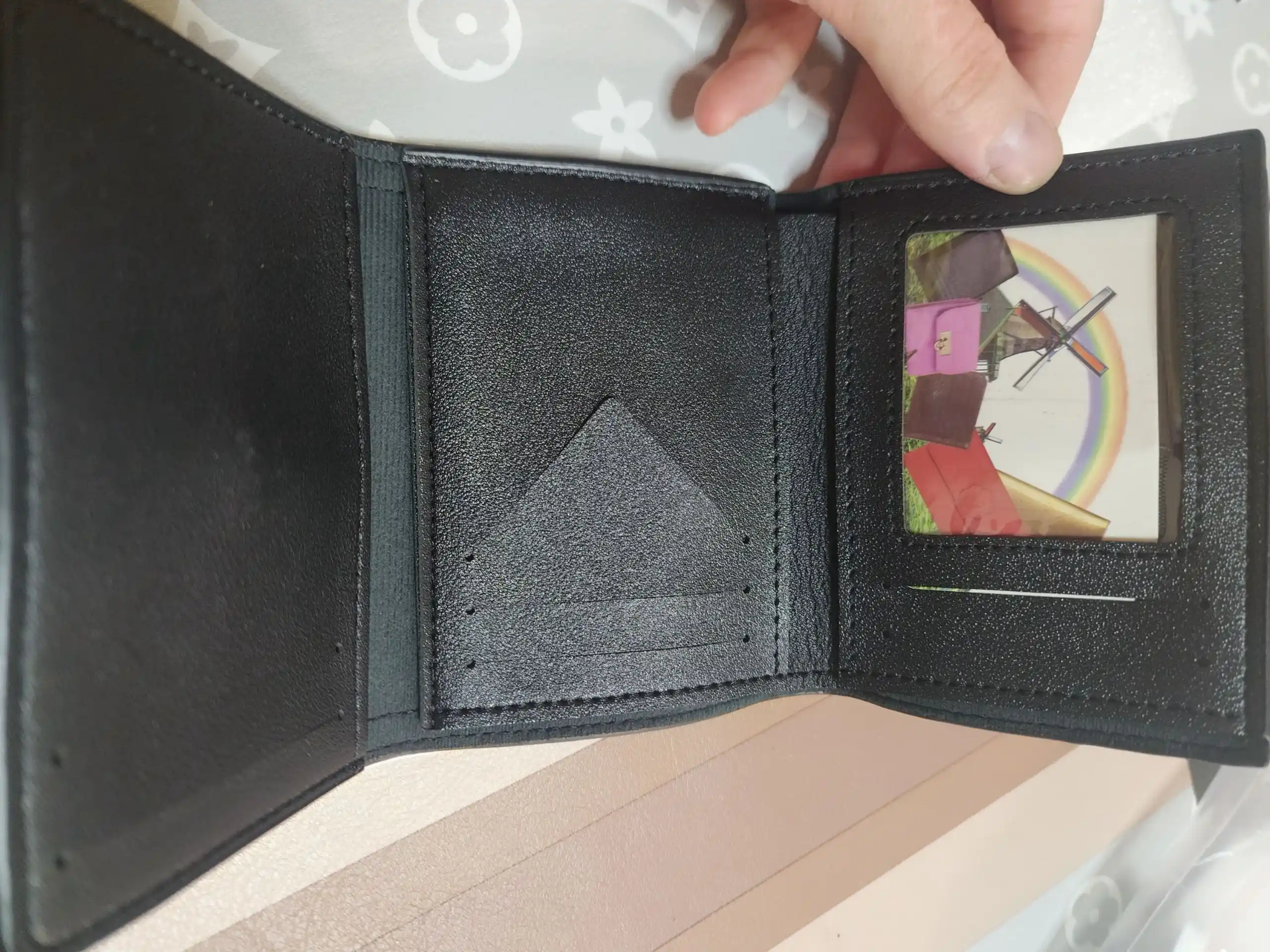 Plastik kartalar, ID kartalar va naqd pullarni olib yurish uchun ayollar hamyoni