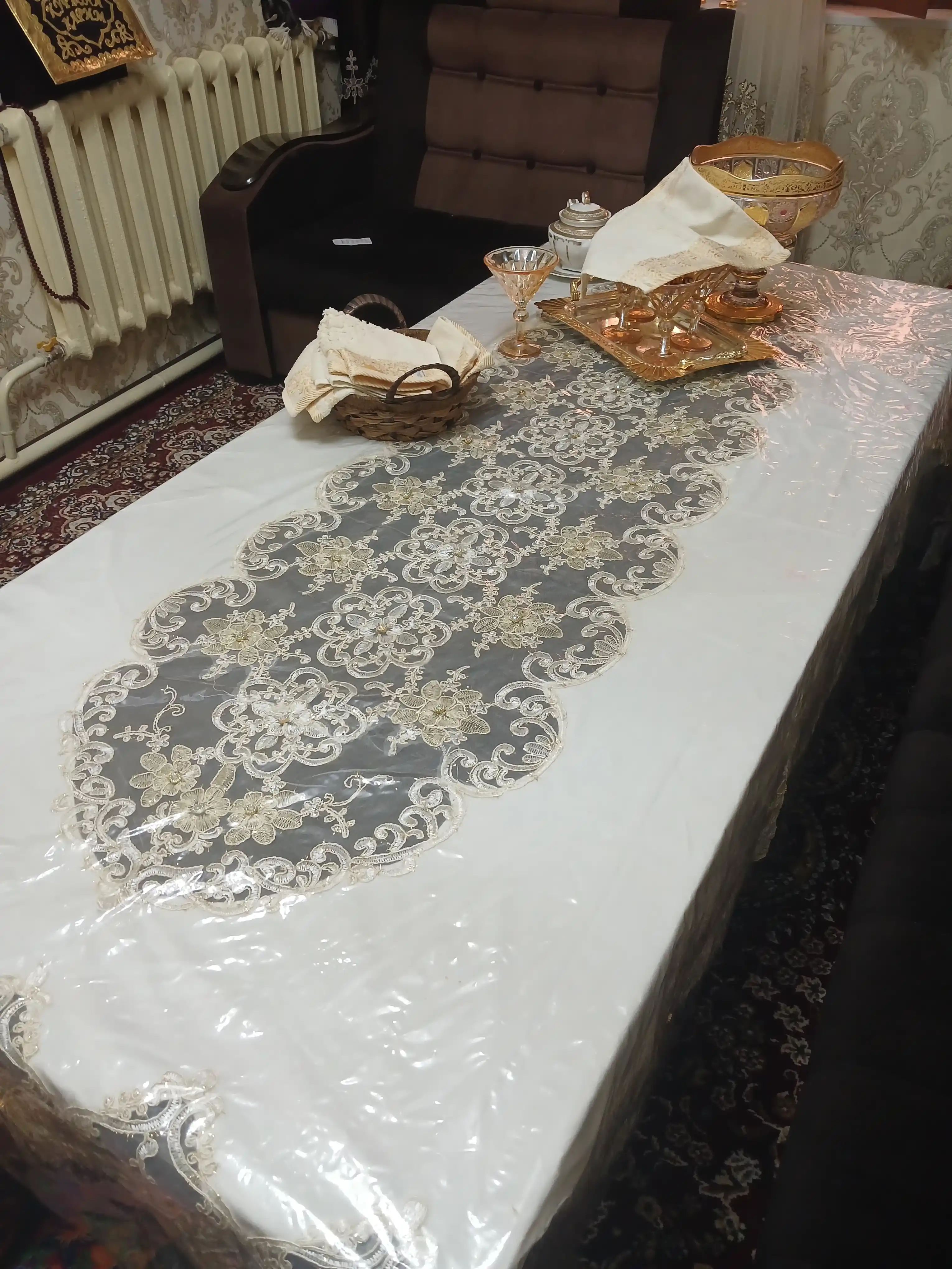 To‘g‘ri to‘rtburchak baxmal dasturxon, kashta va to‘r bezakli bayram dasturxoni