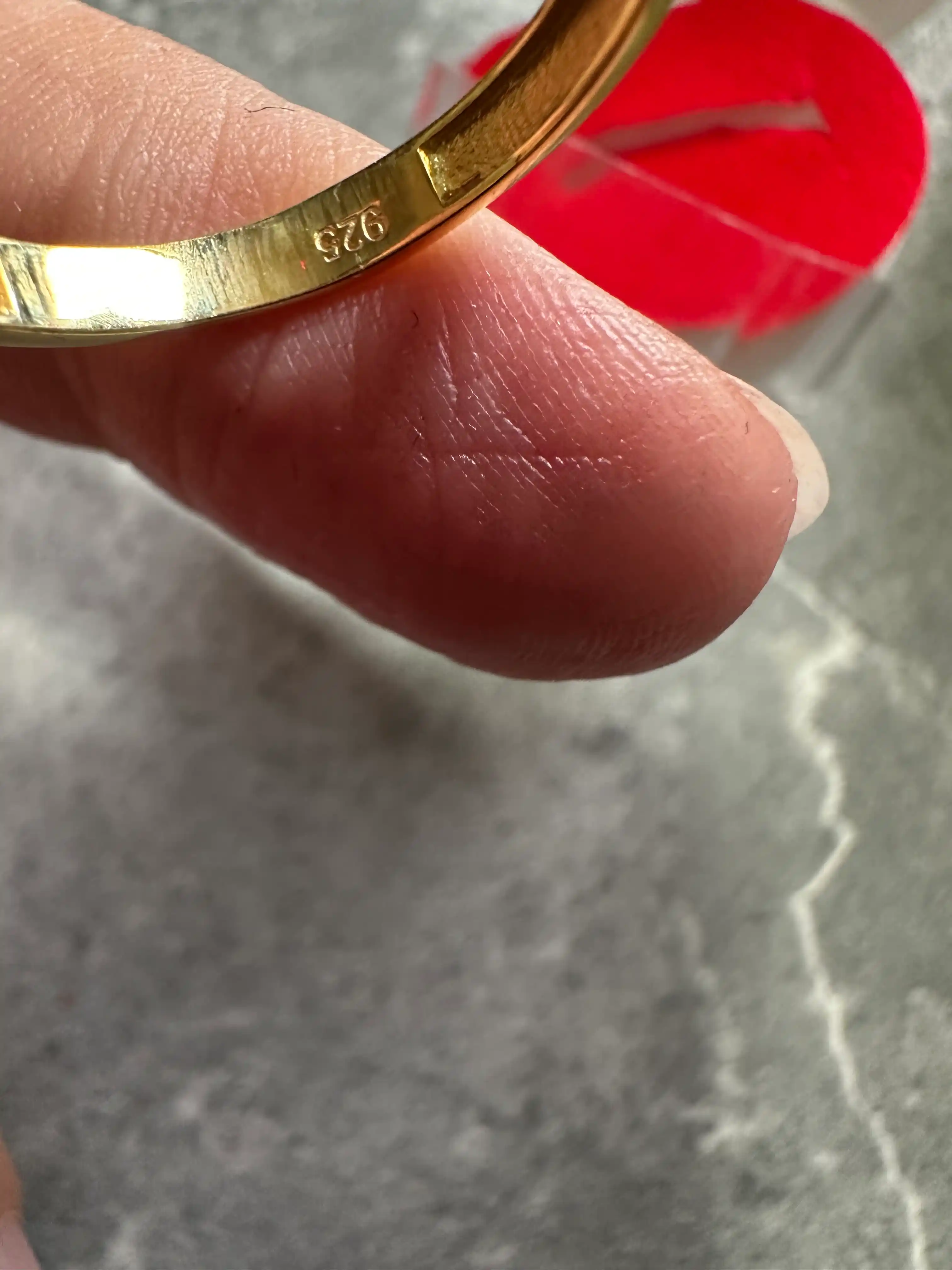 Ayollar uchun oltin bilan qoplangan kumush uzuk 925 proba