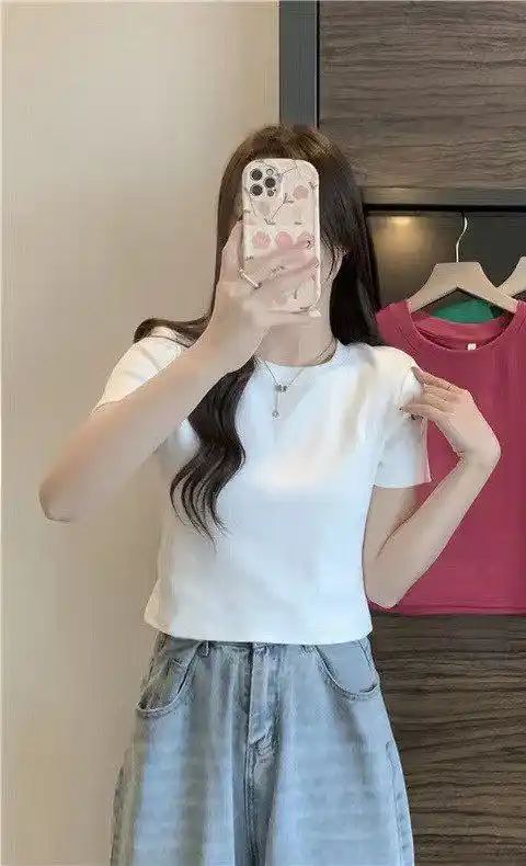 Ayollar uchun futbolka, yozgi uslubda, qisqa yengli