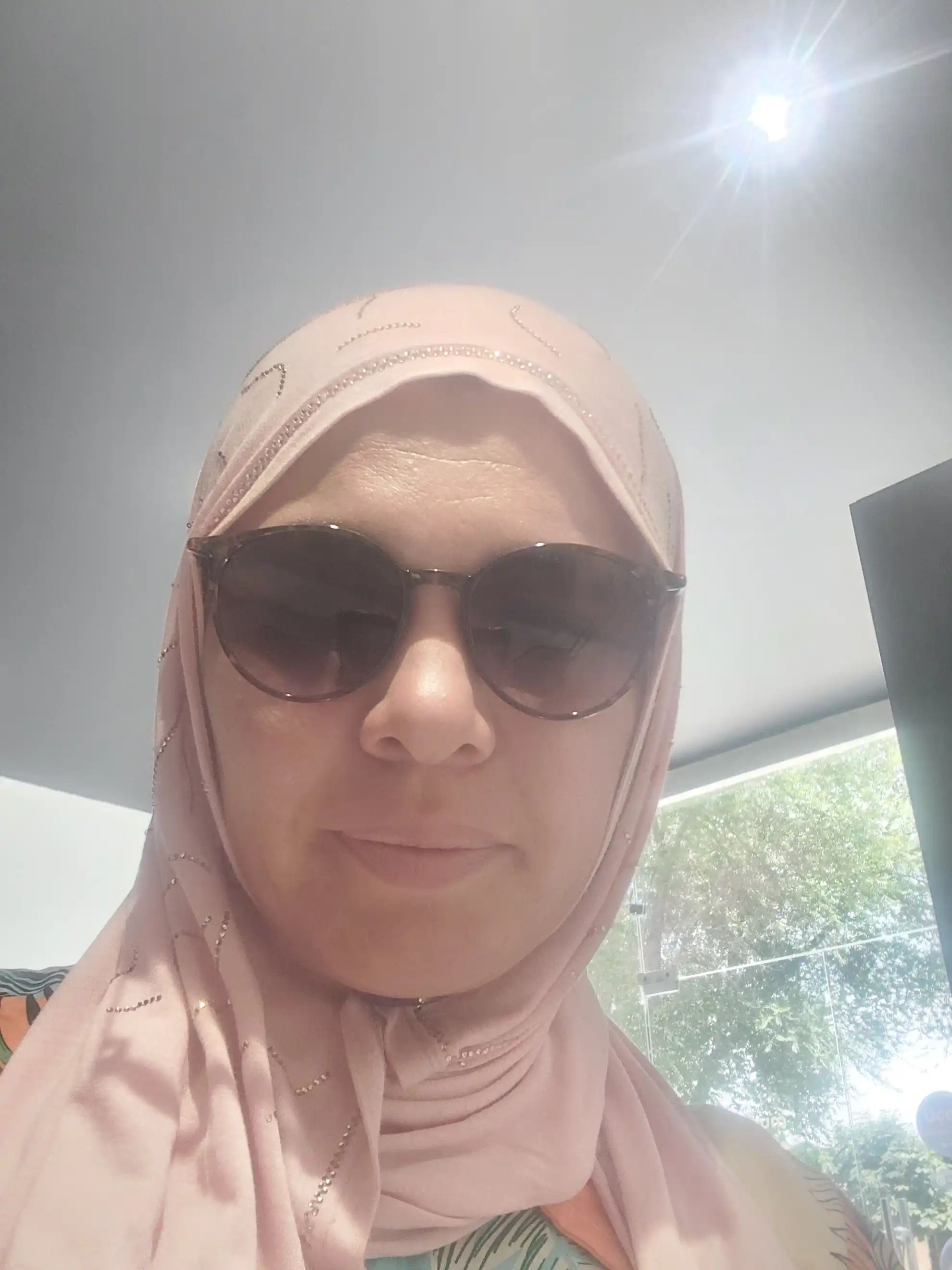 Quyoshdan himoya qiluvchi ko'zoynaklar, qizlar va ayollar uchun