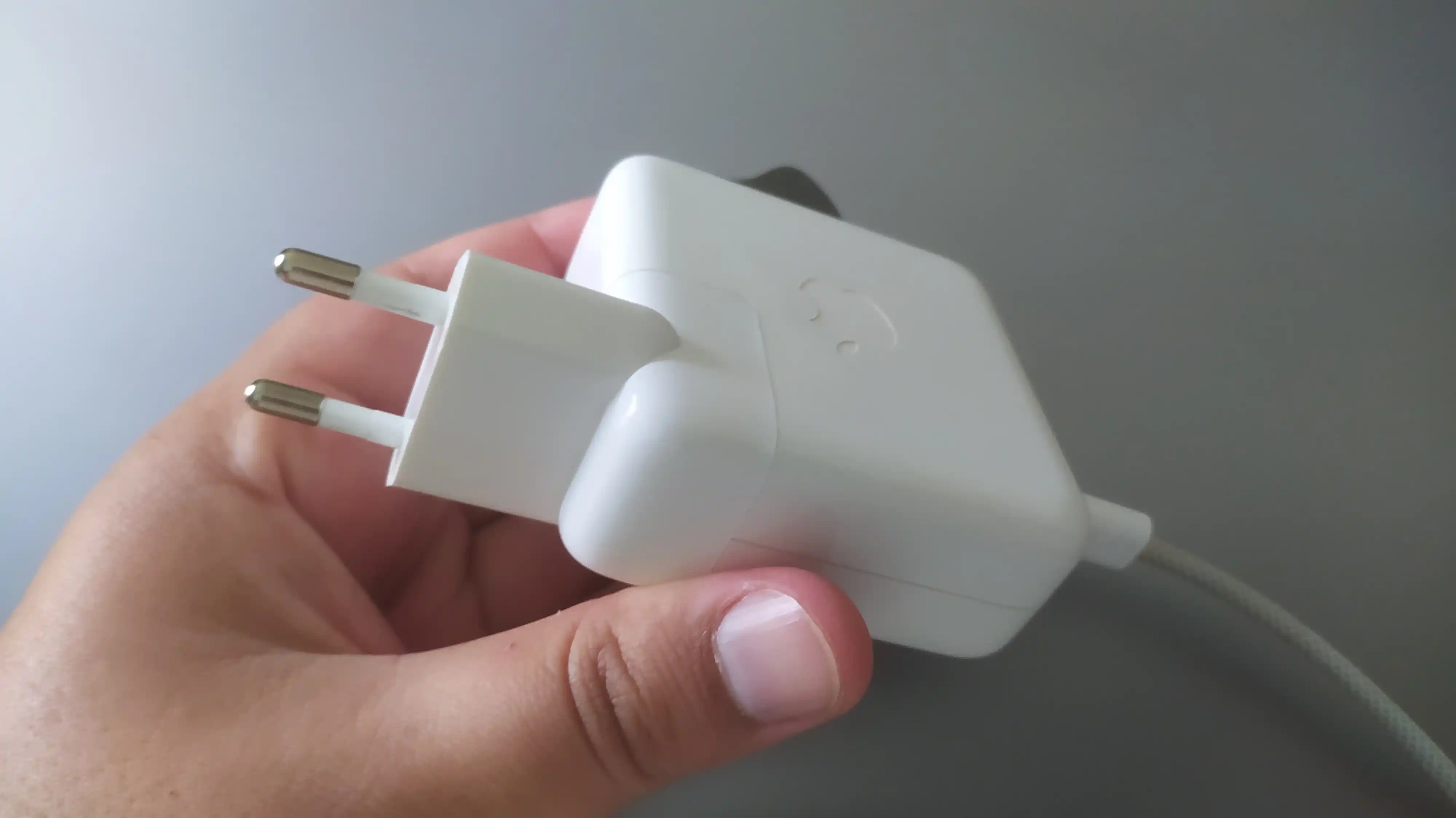 Macbook quvvat manbai va boshqa qurilmalar uchun evro adapter
