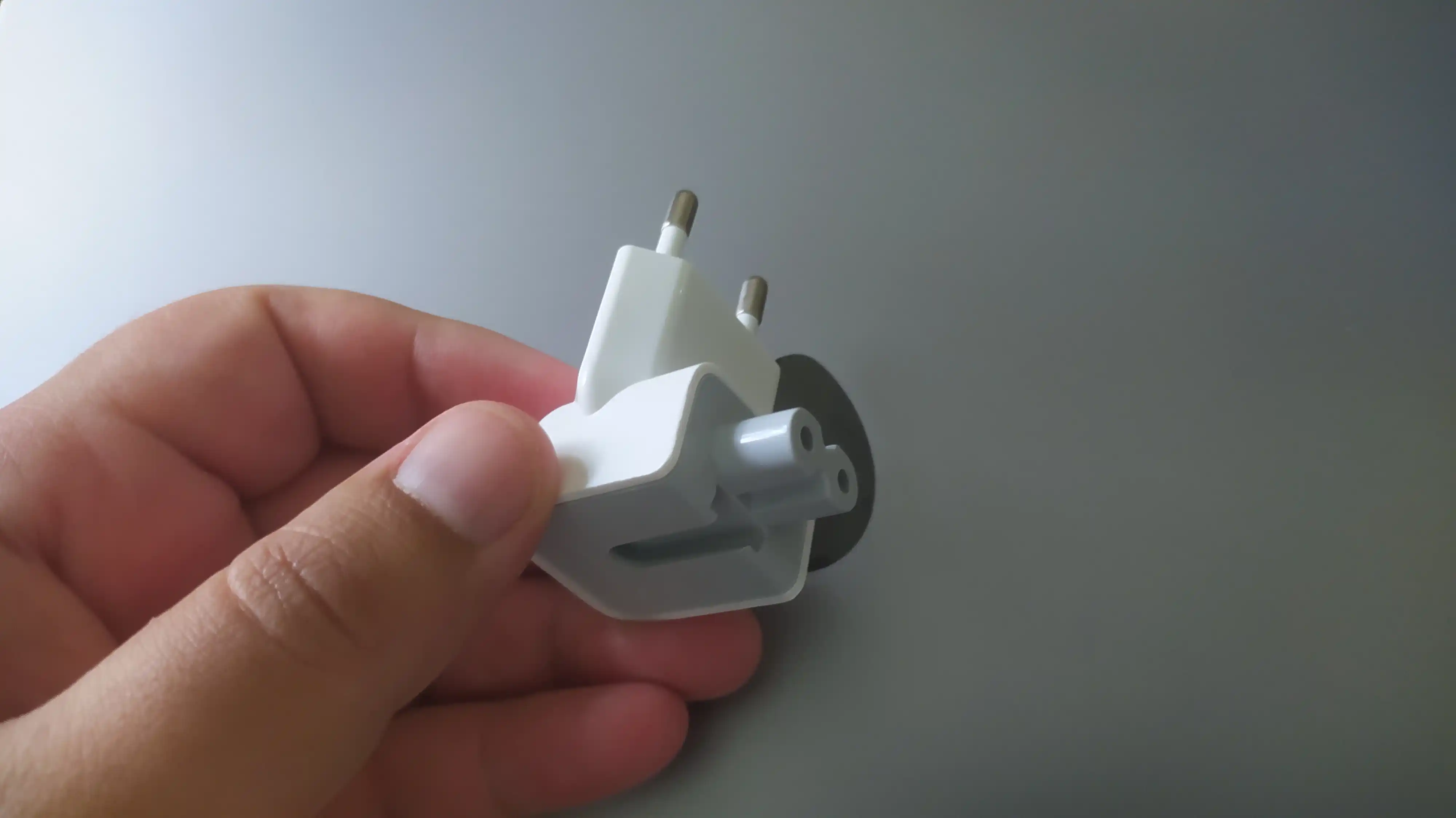 Macbook quvvat manbai va boshqa qurilmalar uchun evro adapter