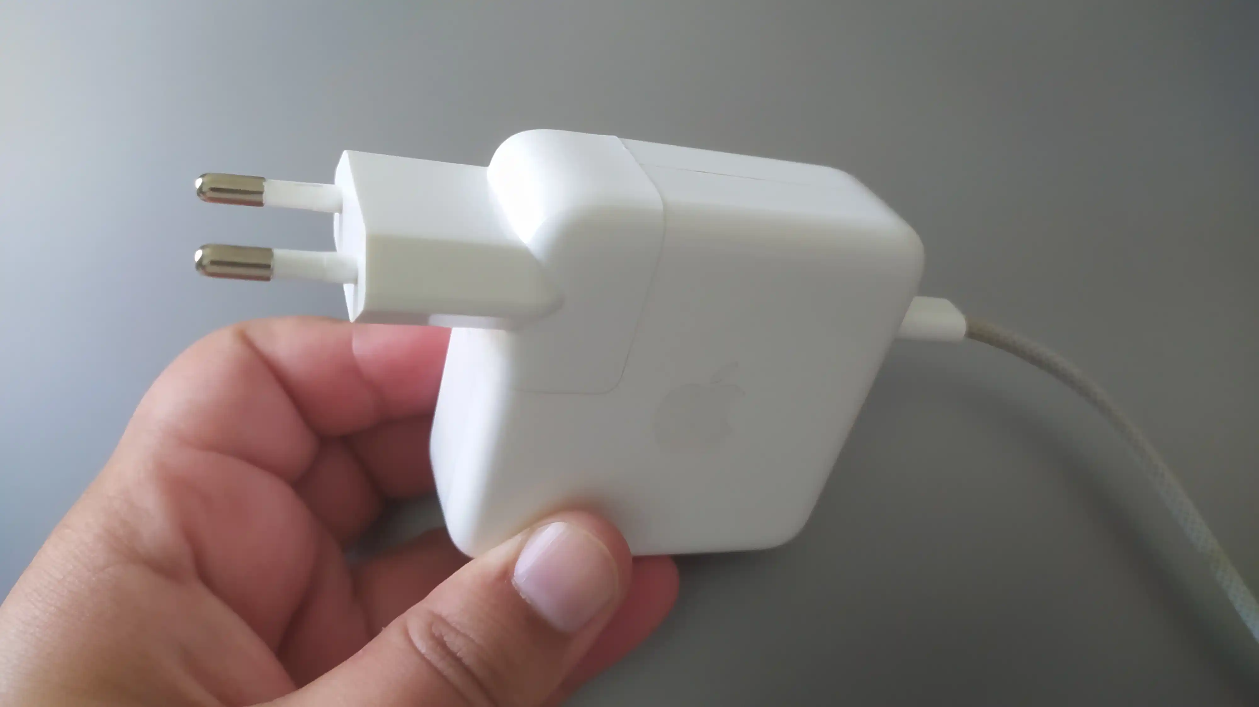 Macbook quvvat manbai va boshqa qurilmalar uchun evro adapter