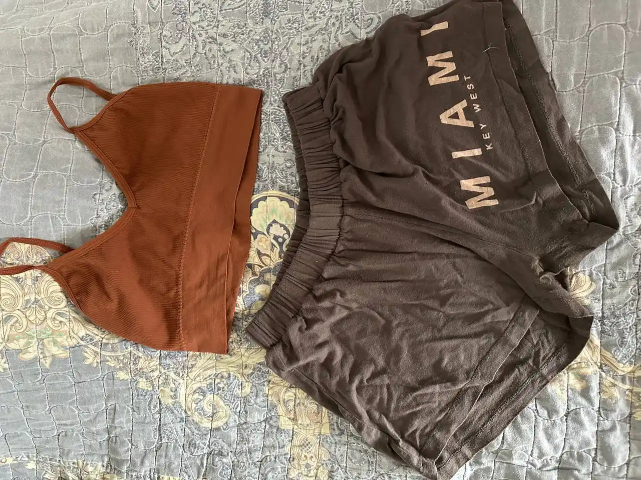 Ipakli pijama. Ayollar tungi koylaki lyamkada. Ayollar pijamasi Kioko