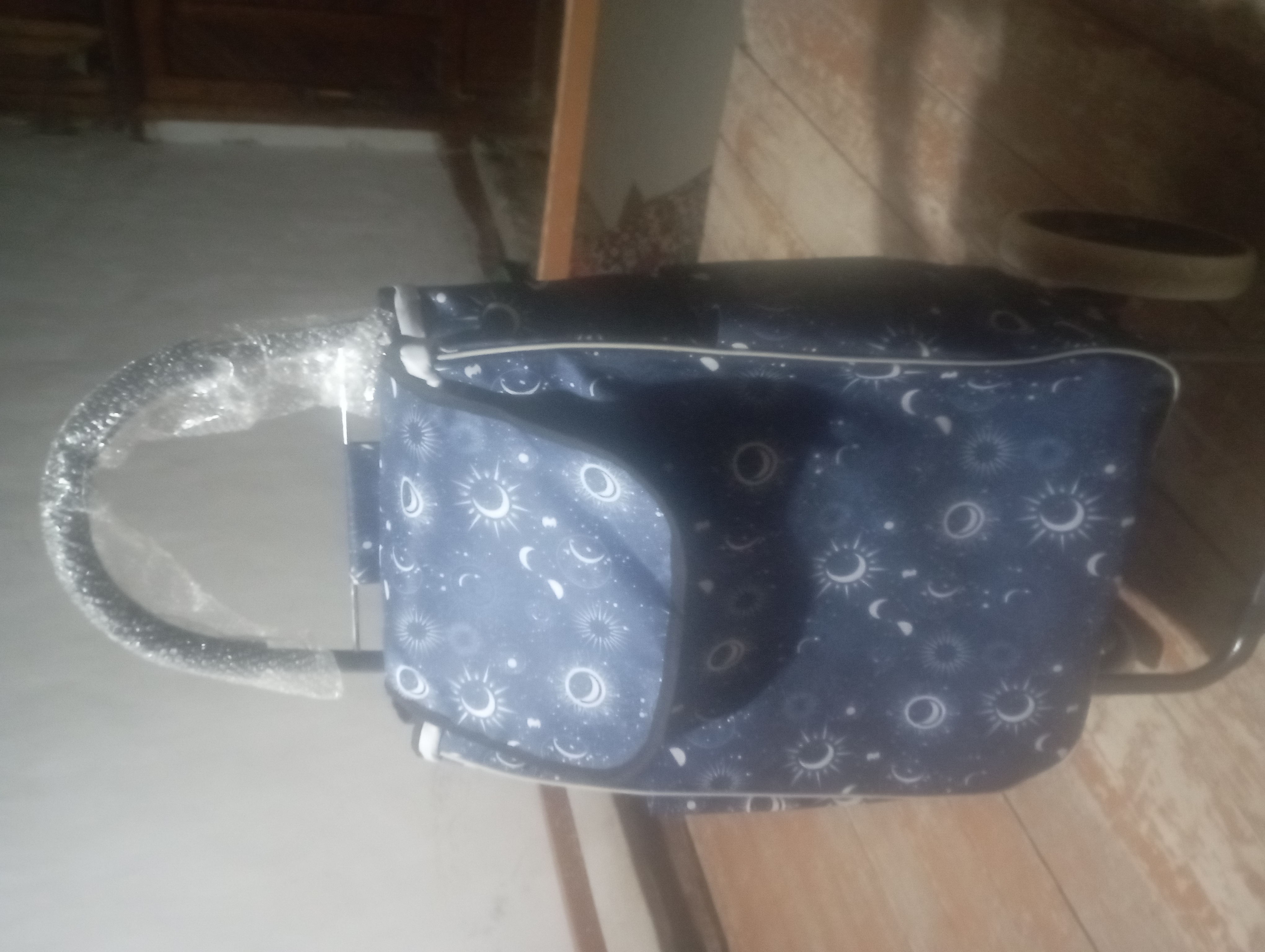 Sumka arava, bozor uchun, katta g'ildiraklardagi sumka