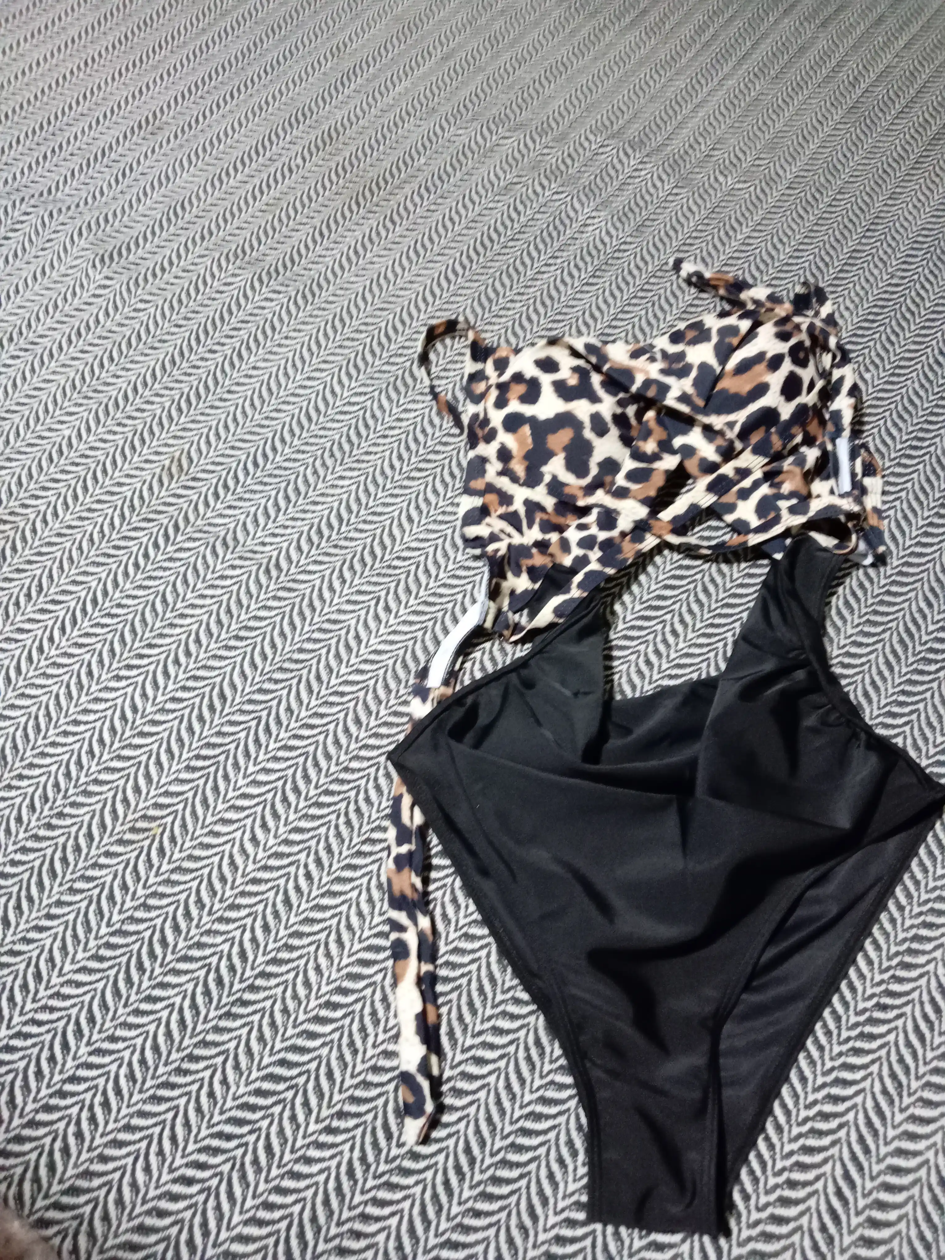 Ayollar uchun bir qismli suzish kostyumi, leopard printida, elastik material