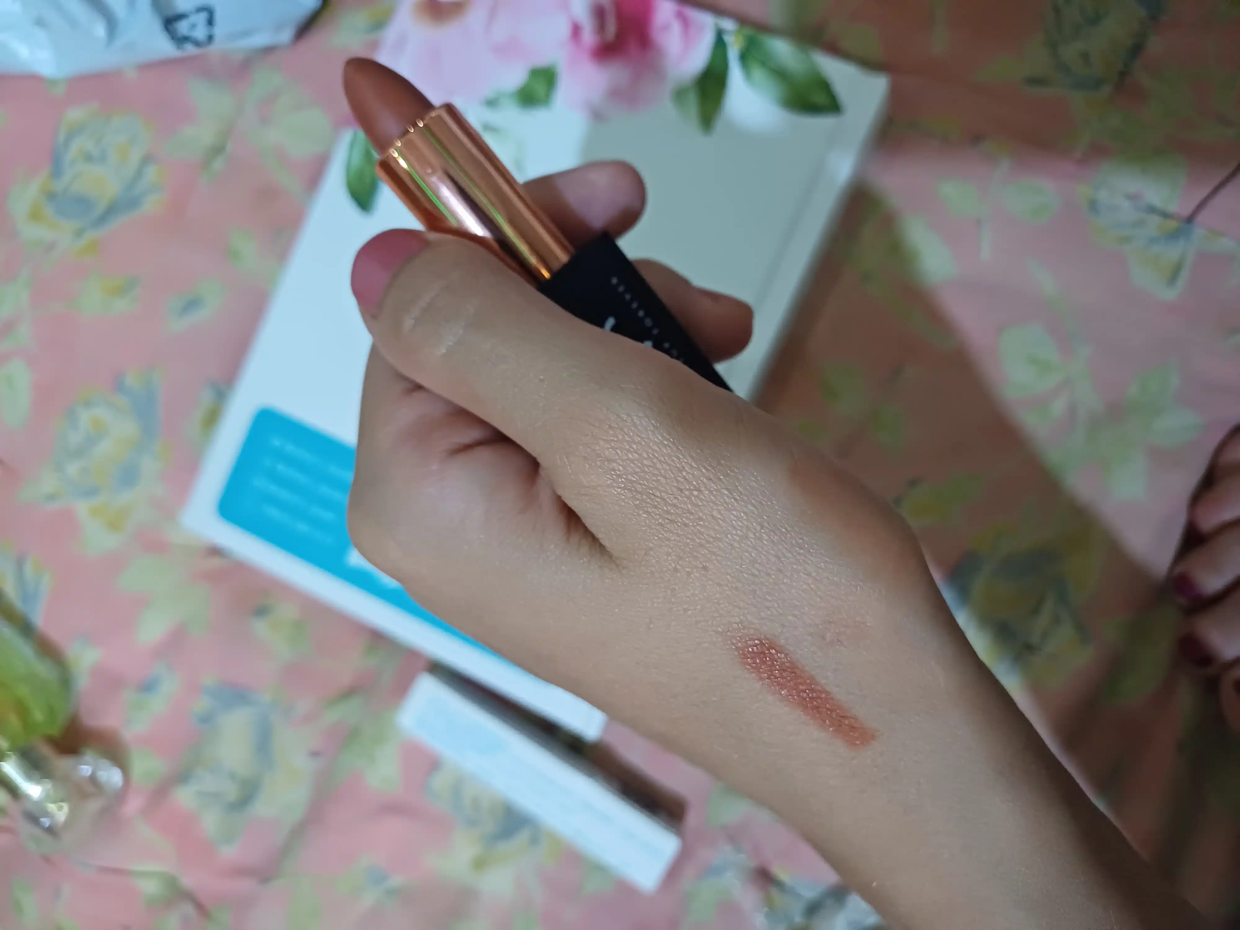 Xira, namlantiruvchi, suvga chidamli lab bo‘yog‘i FX Make up forever