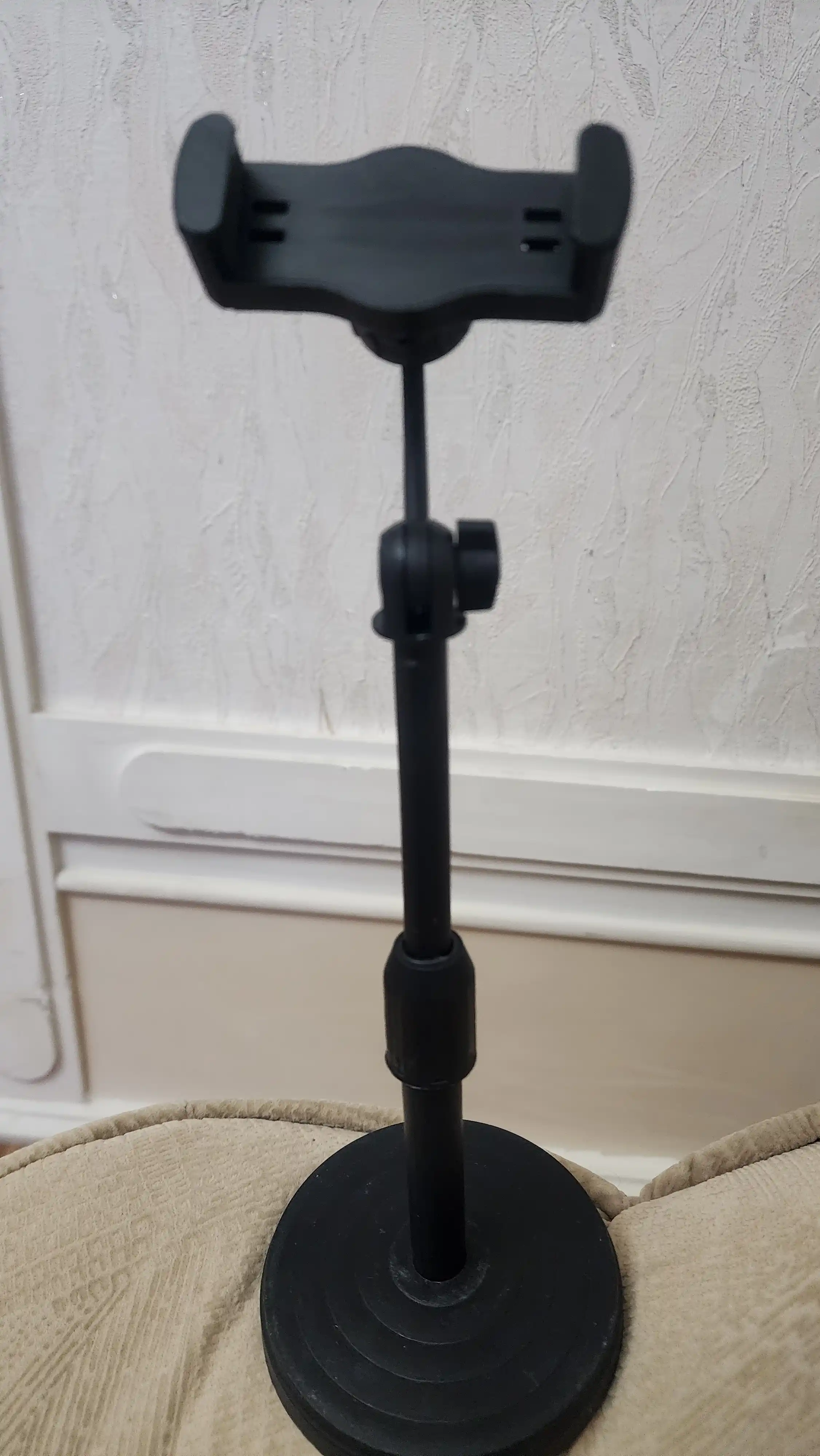 Stol usti telefon ushlagichi