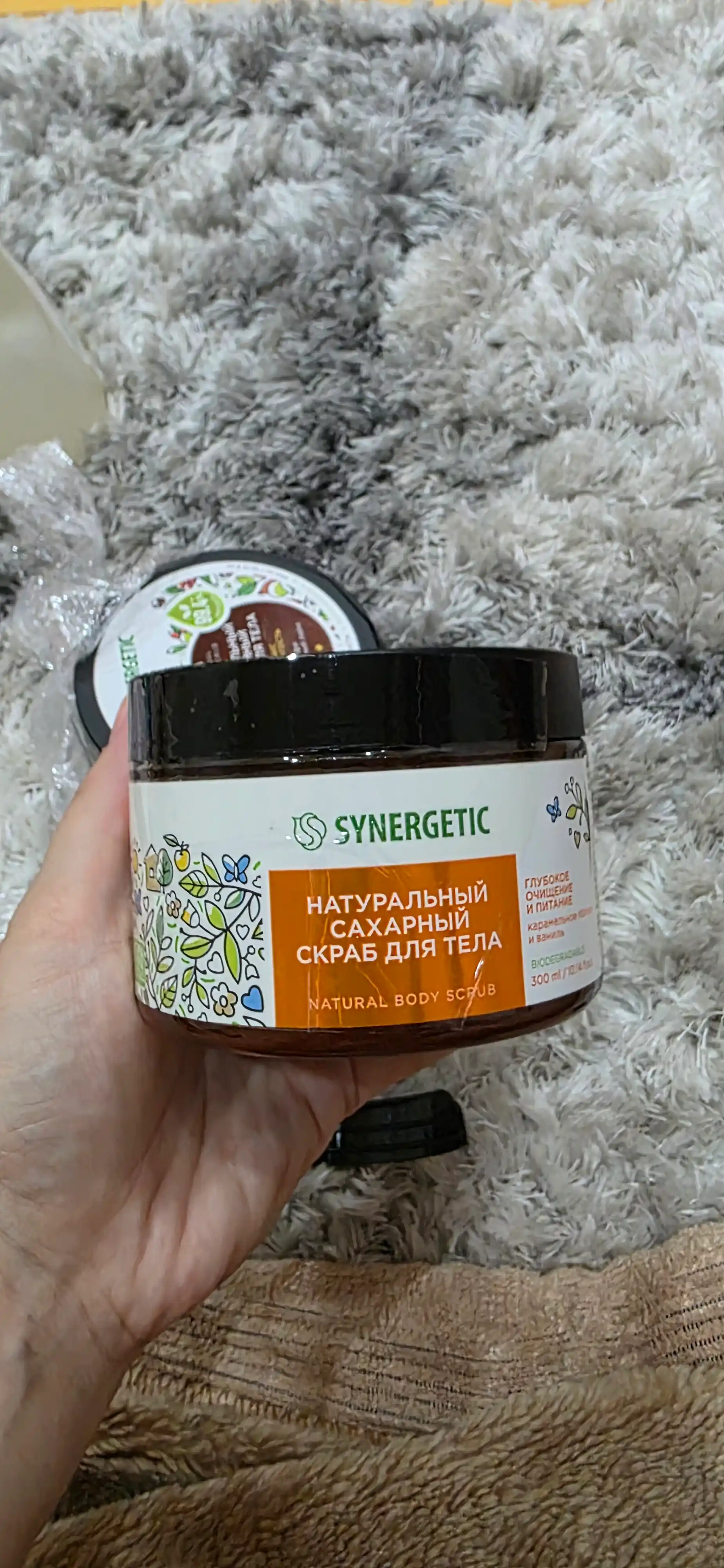 Сахарный скраб для тела SYNERGETIC глубокое очищение и питание "Карамельное яблоко и ваниль", 300 мл