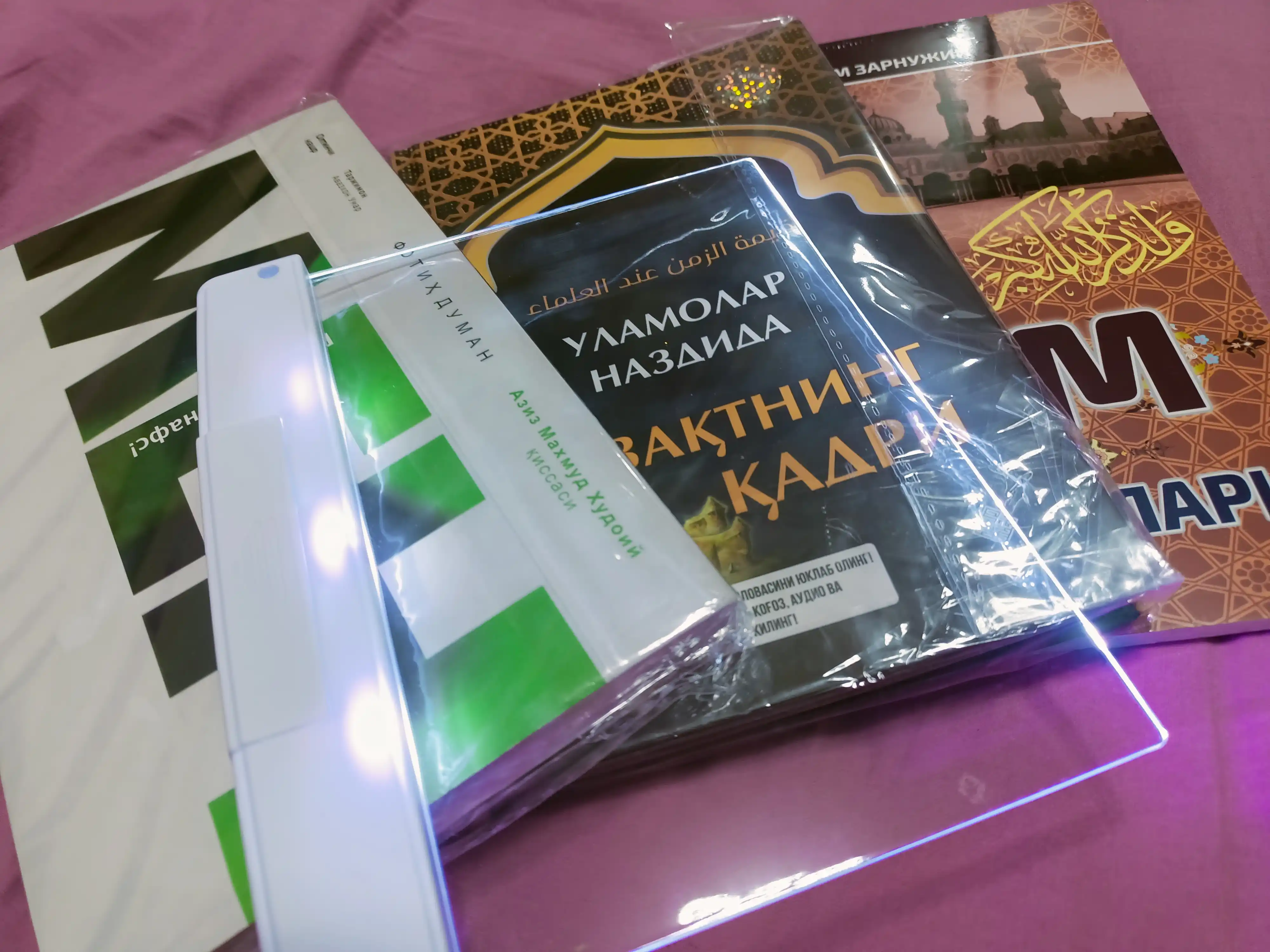 Qorong‘ida kitob o‘qish uchun yoritgich, 3 ta sovg‘a batareyasi