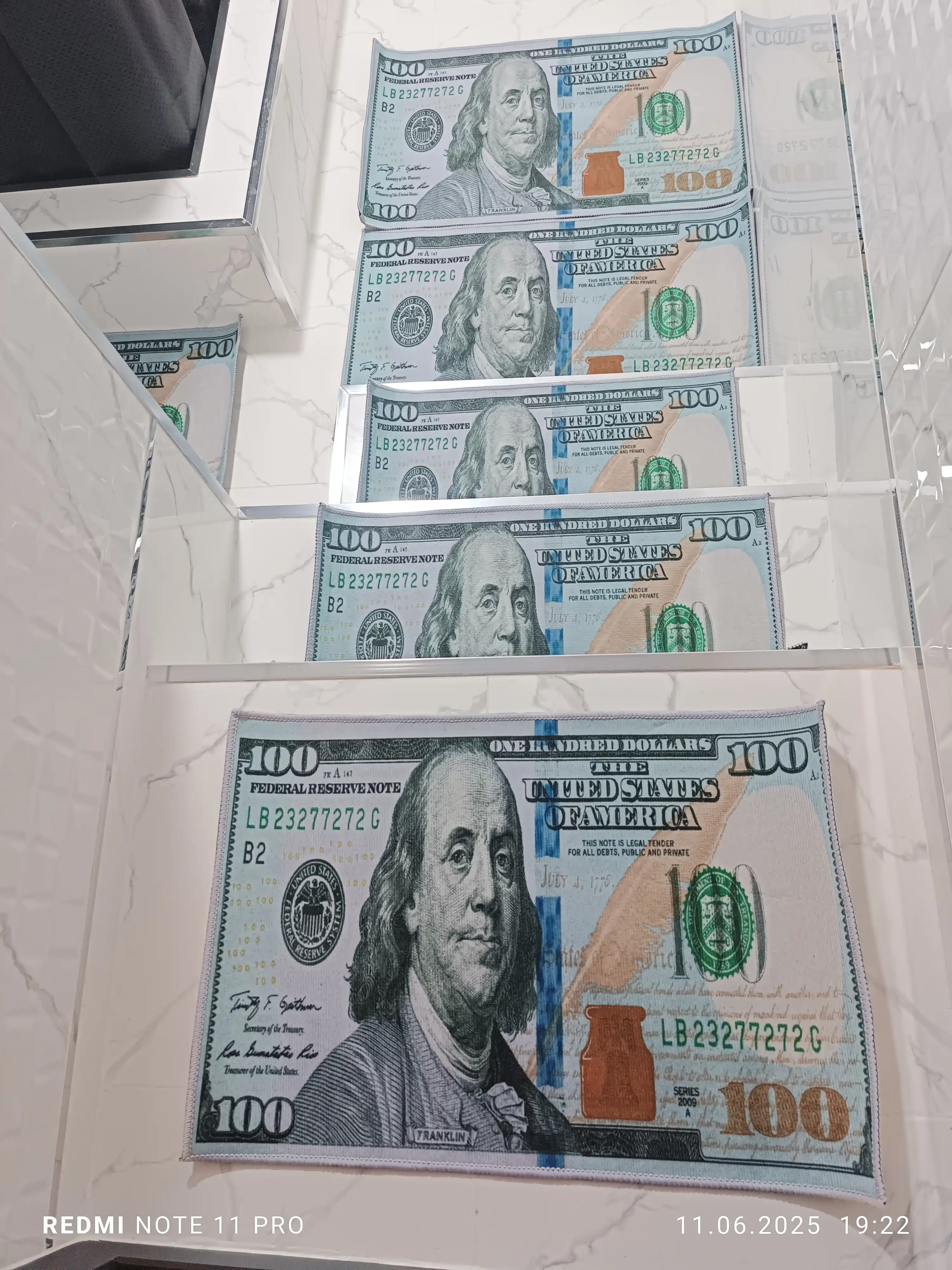 Gilamcha 100 dollar ko'rinishda, dekorativ, xonaga