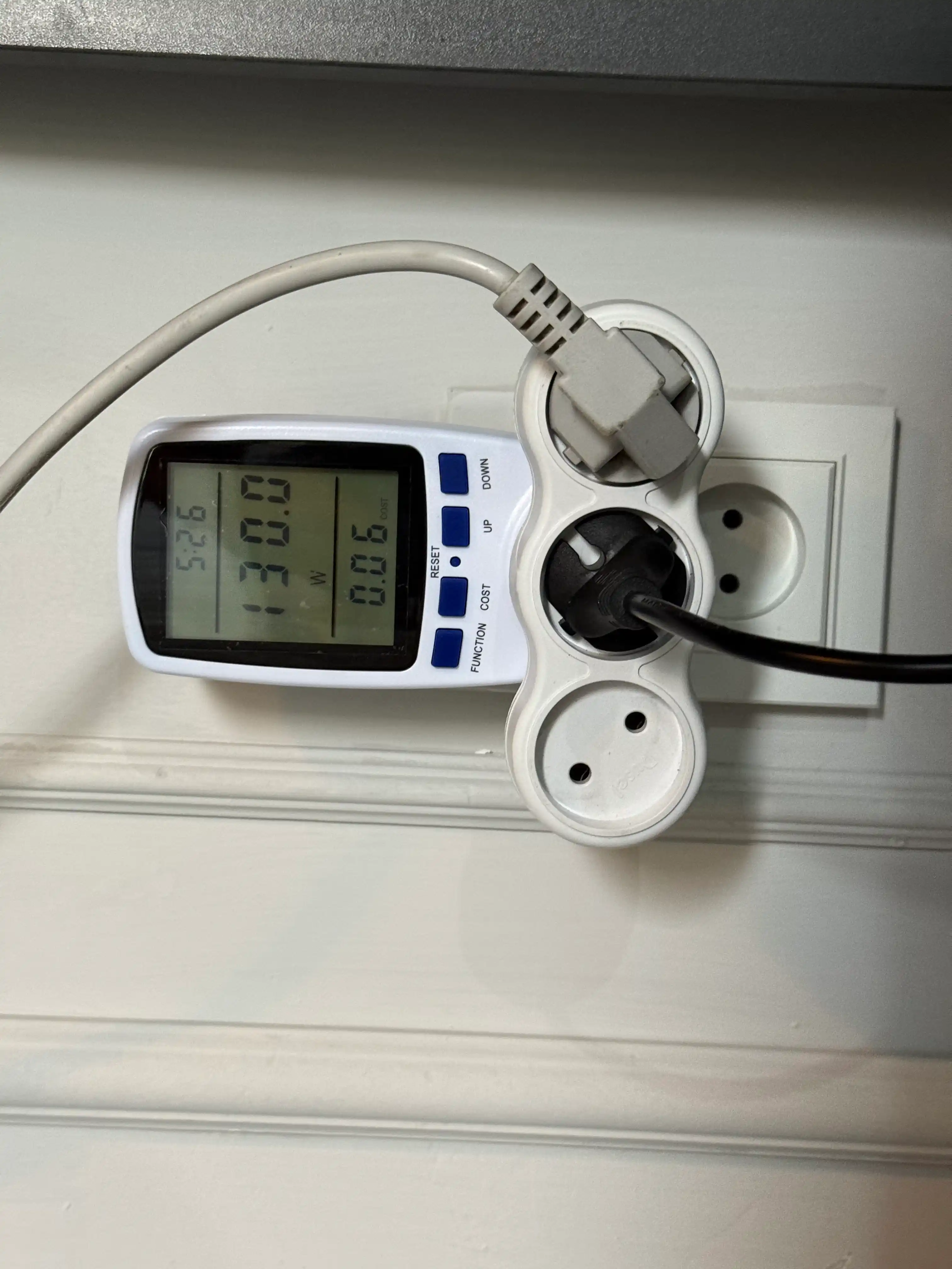 Uy uchun raqamli vatmetr rozetkaga (raqamli quvvat o'lchagich, rozetka-vatmetr) Wattmeter