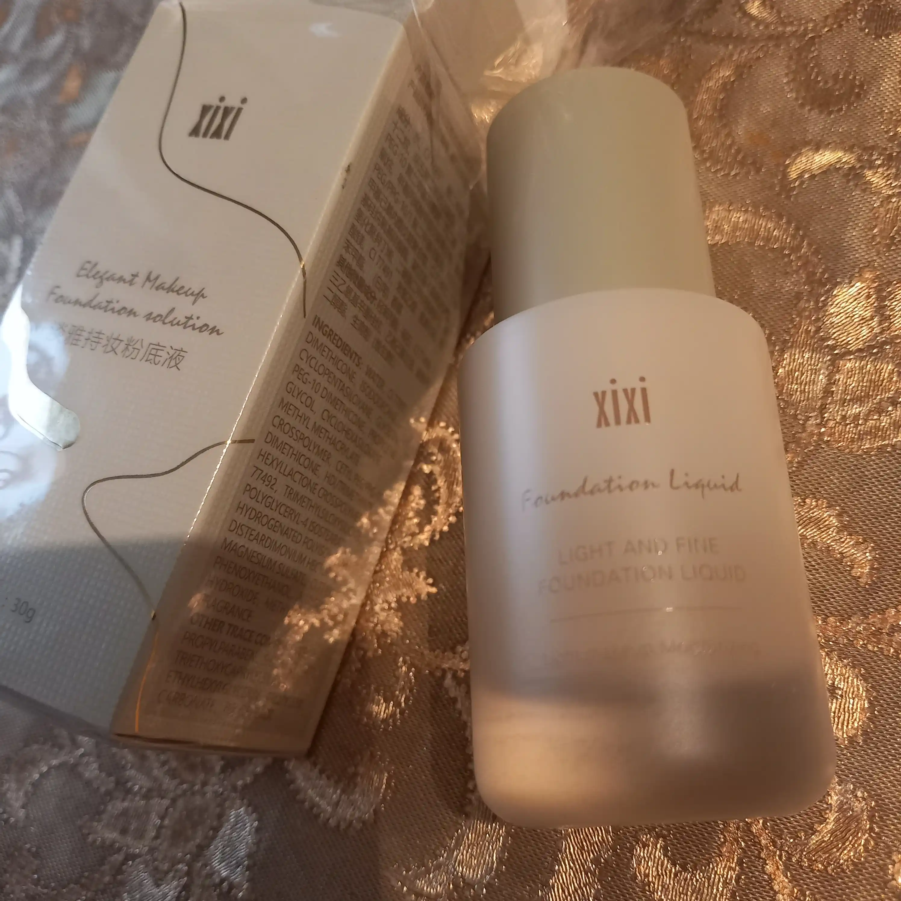 XIxi Foundation Liquid tonal kremi, yuz uchun yengil namlantiruvchi tus, Light, 30 ml