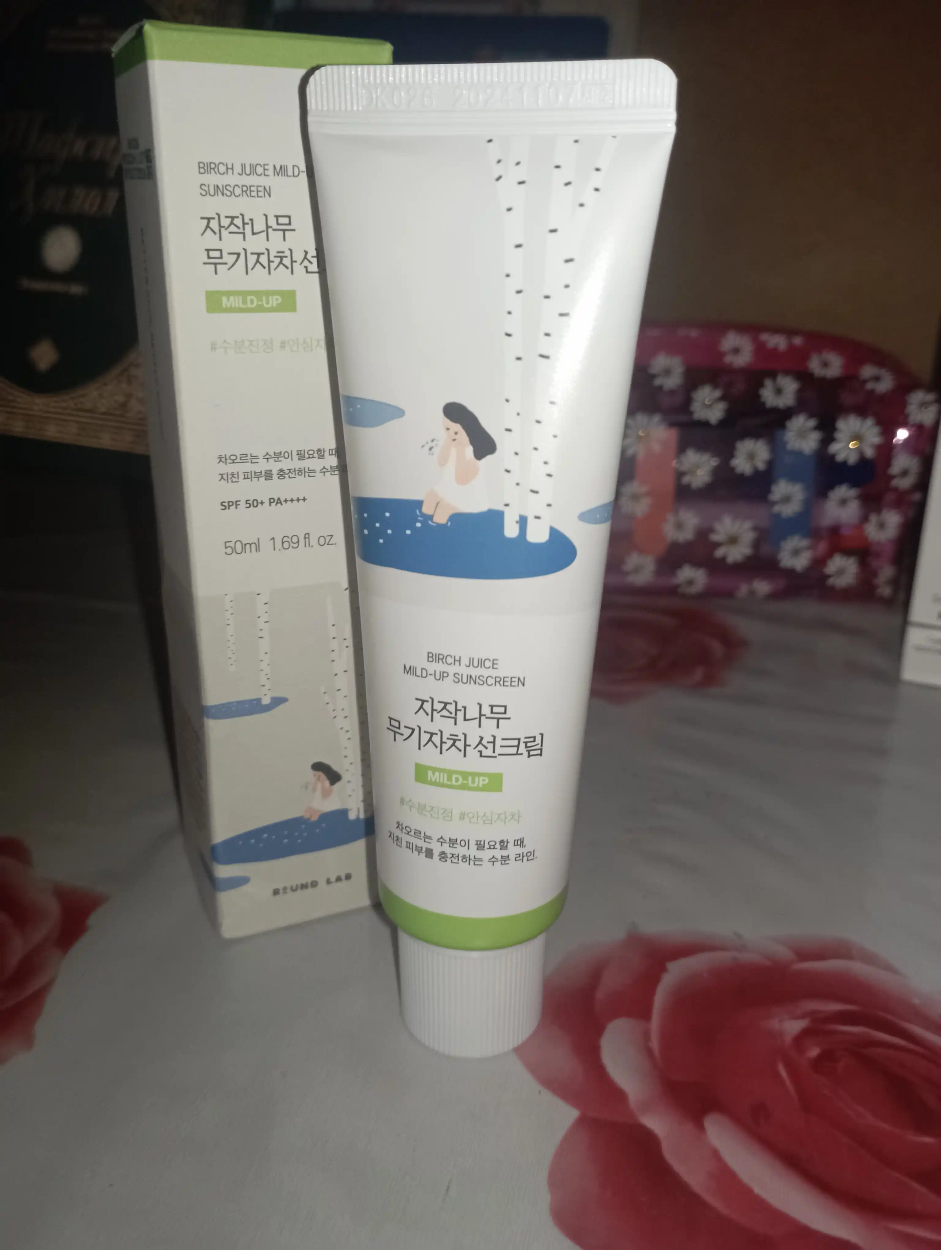 Yog'li teri uchun tinchlantiruv SPF krem Round Lab Birch Juice Moisturizing Mild-Up, 50 ml