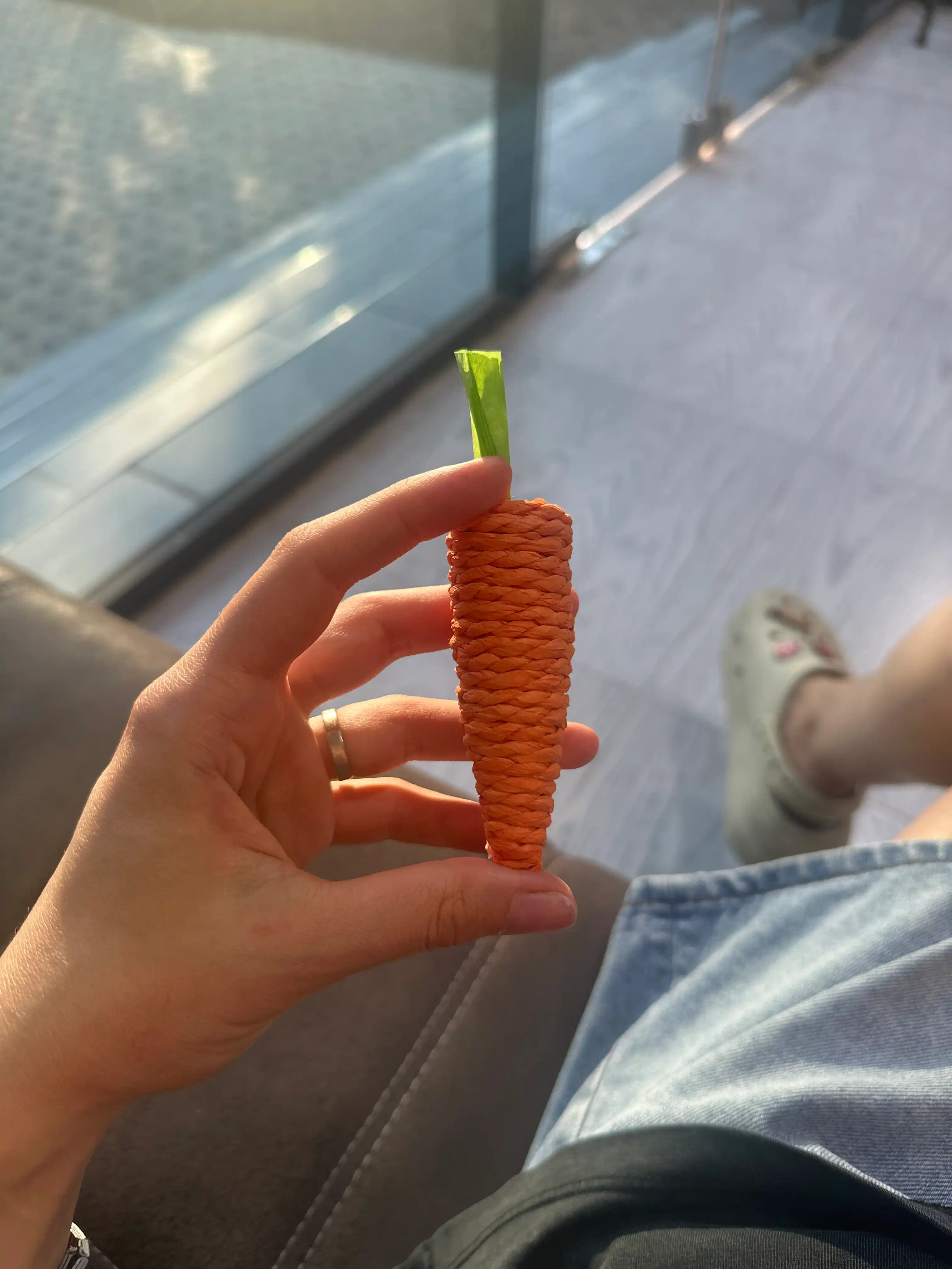 Игрушка когтеточка для кошек и котят Морковка шуршащая с бубенчиком