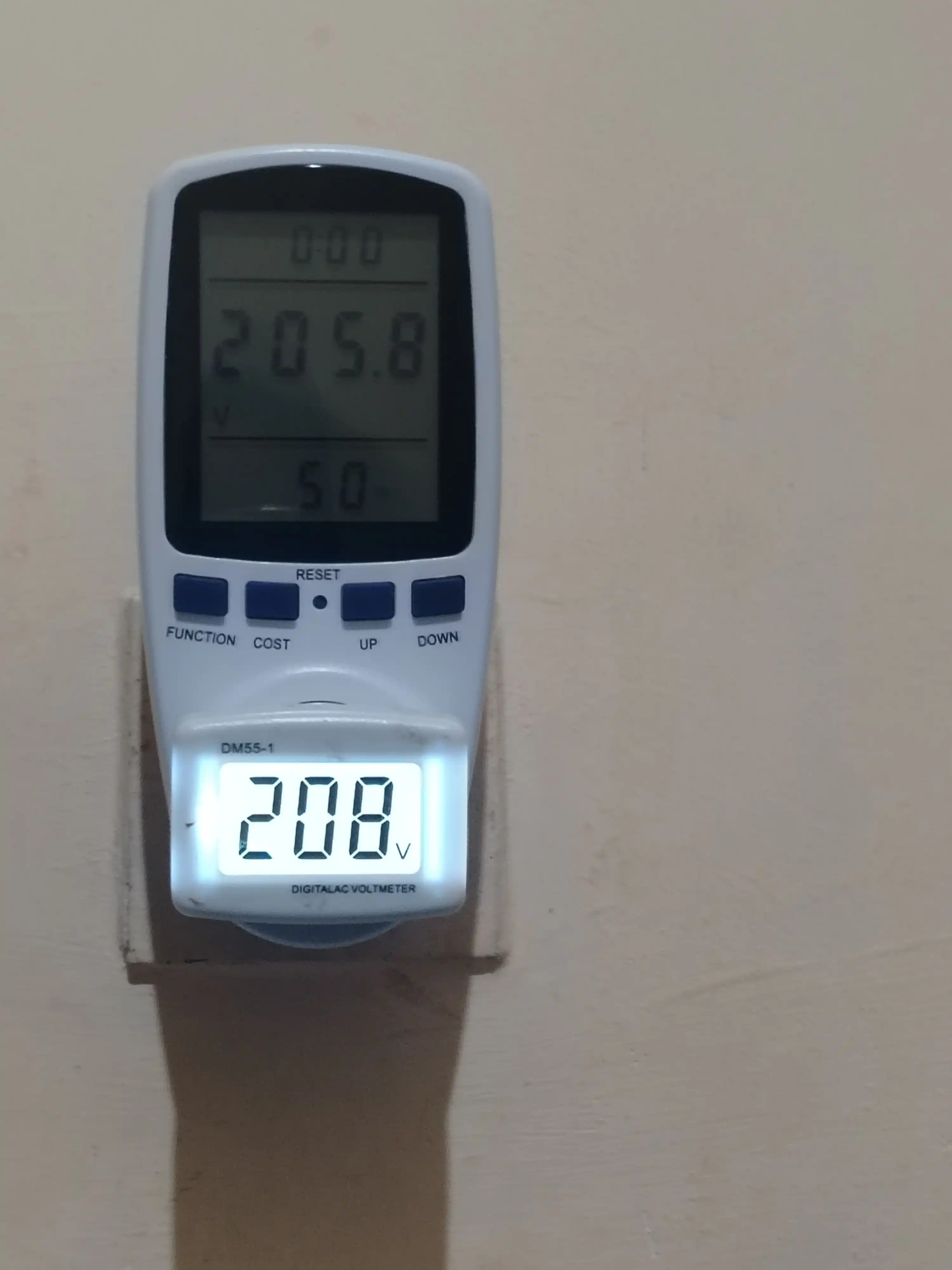 Uy uchun raqamli vatmetr rozetkaga (raqamli quvvat o'lchagich, rozetka-vatmetr) Wattmeter