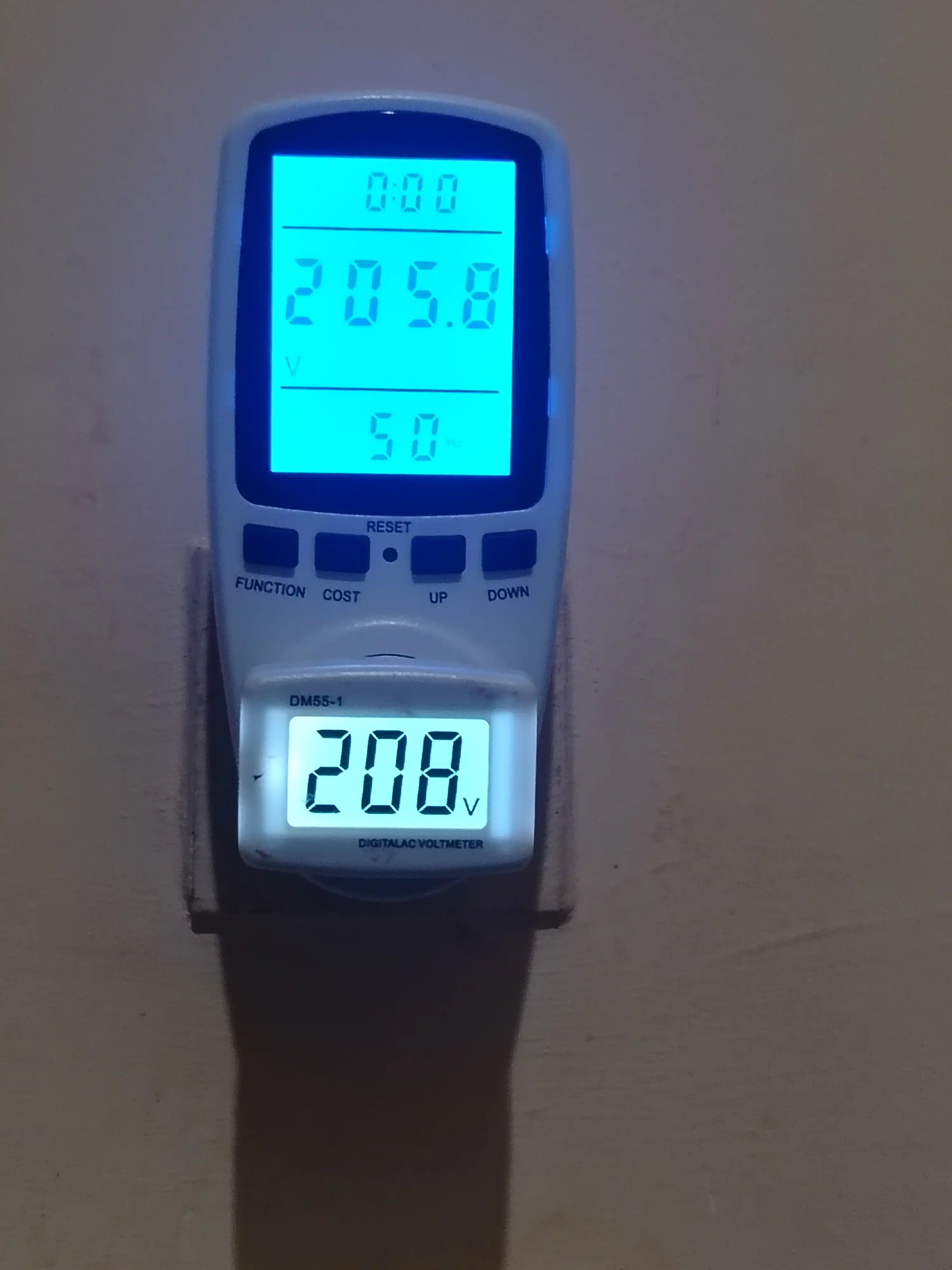 Uy uchun raqamli vatmetr rozetkaga (raqamli quvvat o'lchagich, rozetka-vatmetr) Wattmeter