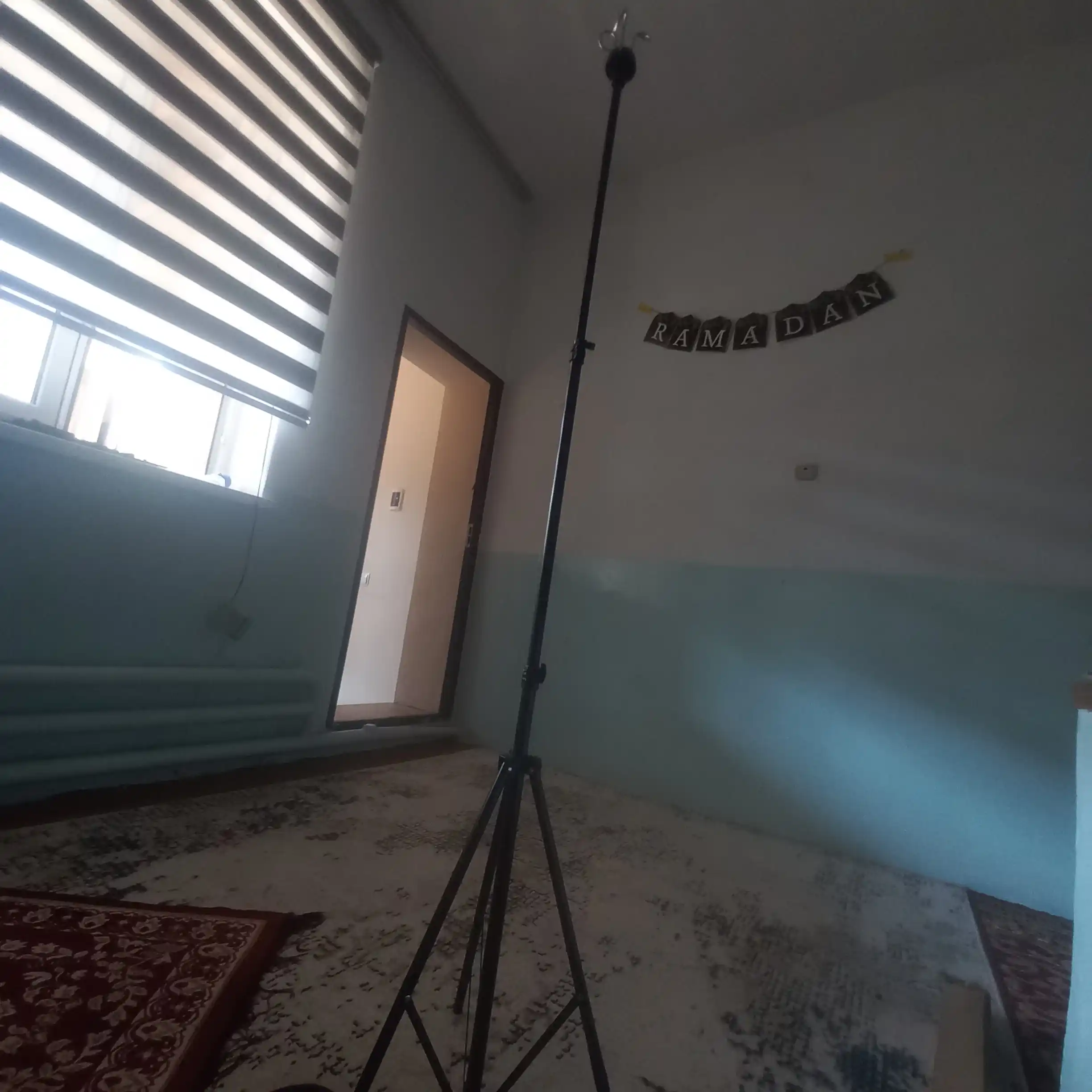 Uzoq muddatli infuziyalar uchun teleskopik tibbiy tomchilatuvchi tripod tomchi tokchasi