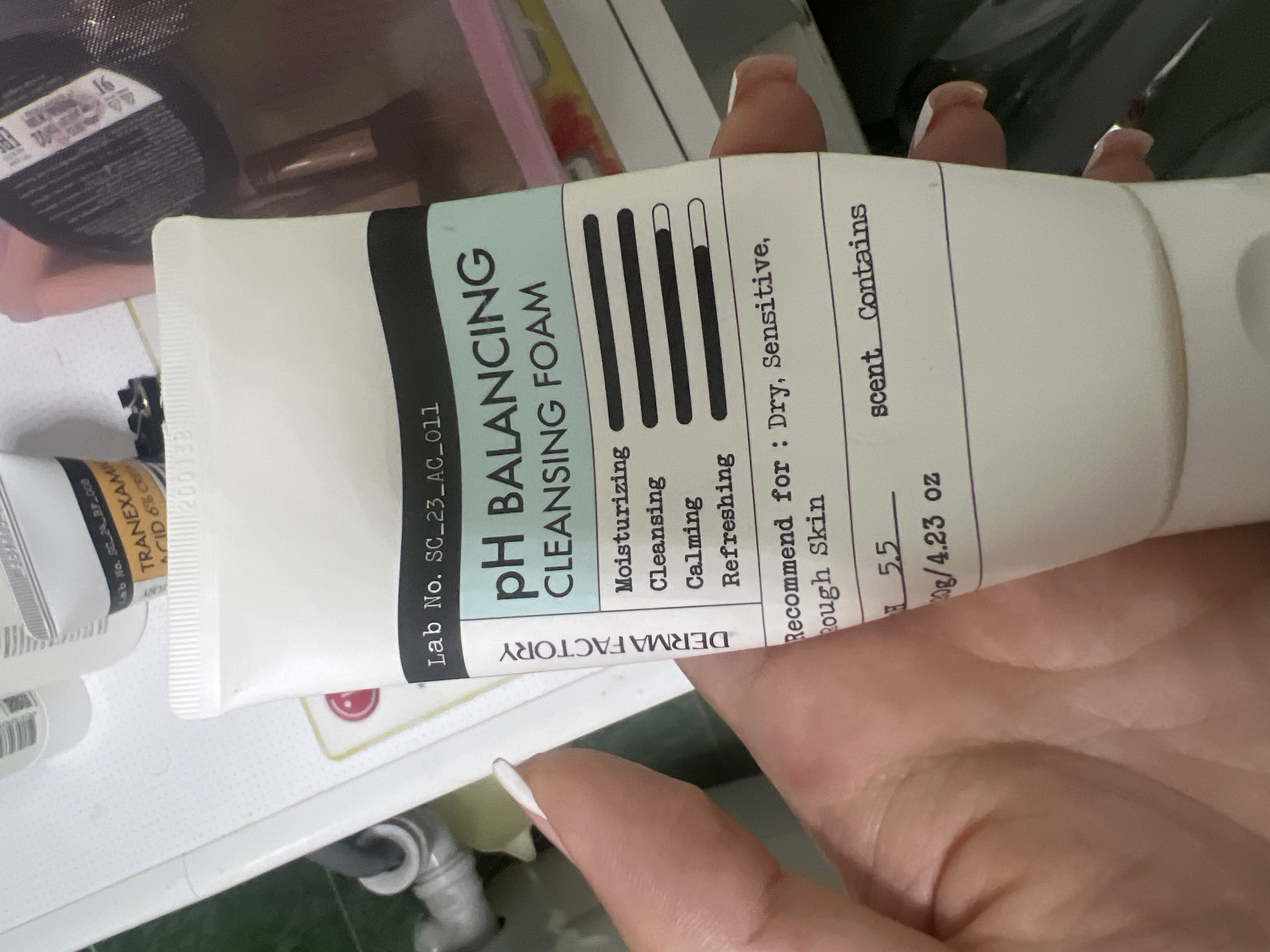 Terining pH balansini tiklovchi ko'pik Derma Factory pH Balancing Cleansing Foam, 120 g