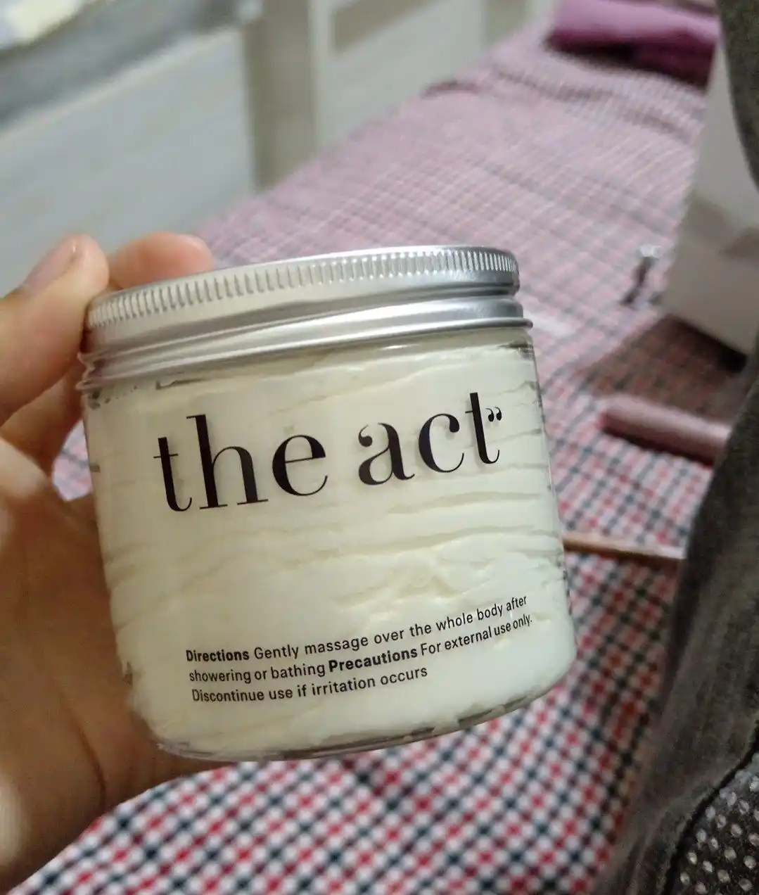The Act qo‘l, oyoq va tana uchun qattiq moy  kokos moyi bilan namlantiruvchi krem-batter