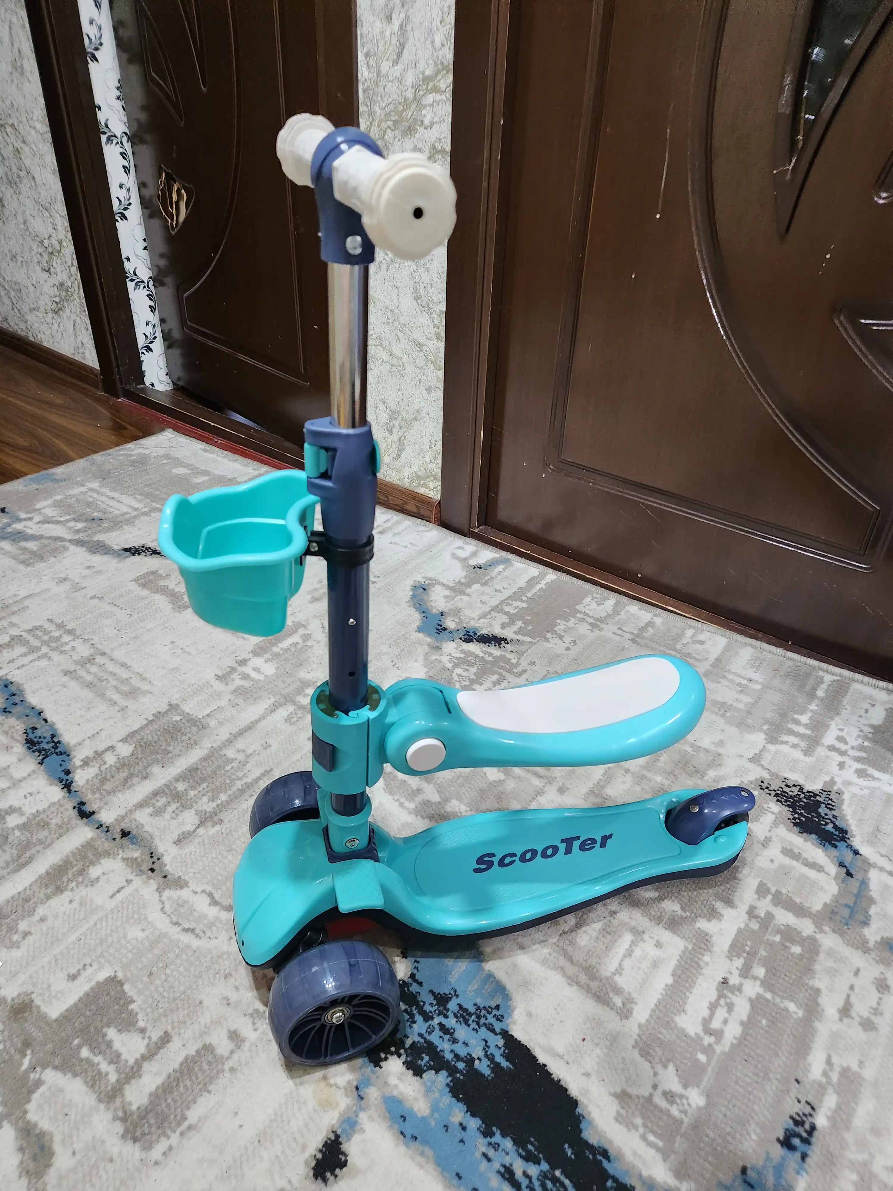 Bolalar samokati yonadigan g'ildiraklari bilan, o'g'il va qizlar uchun