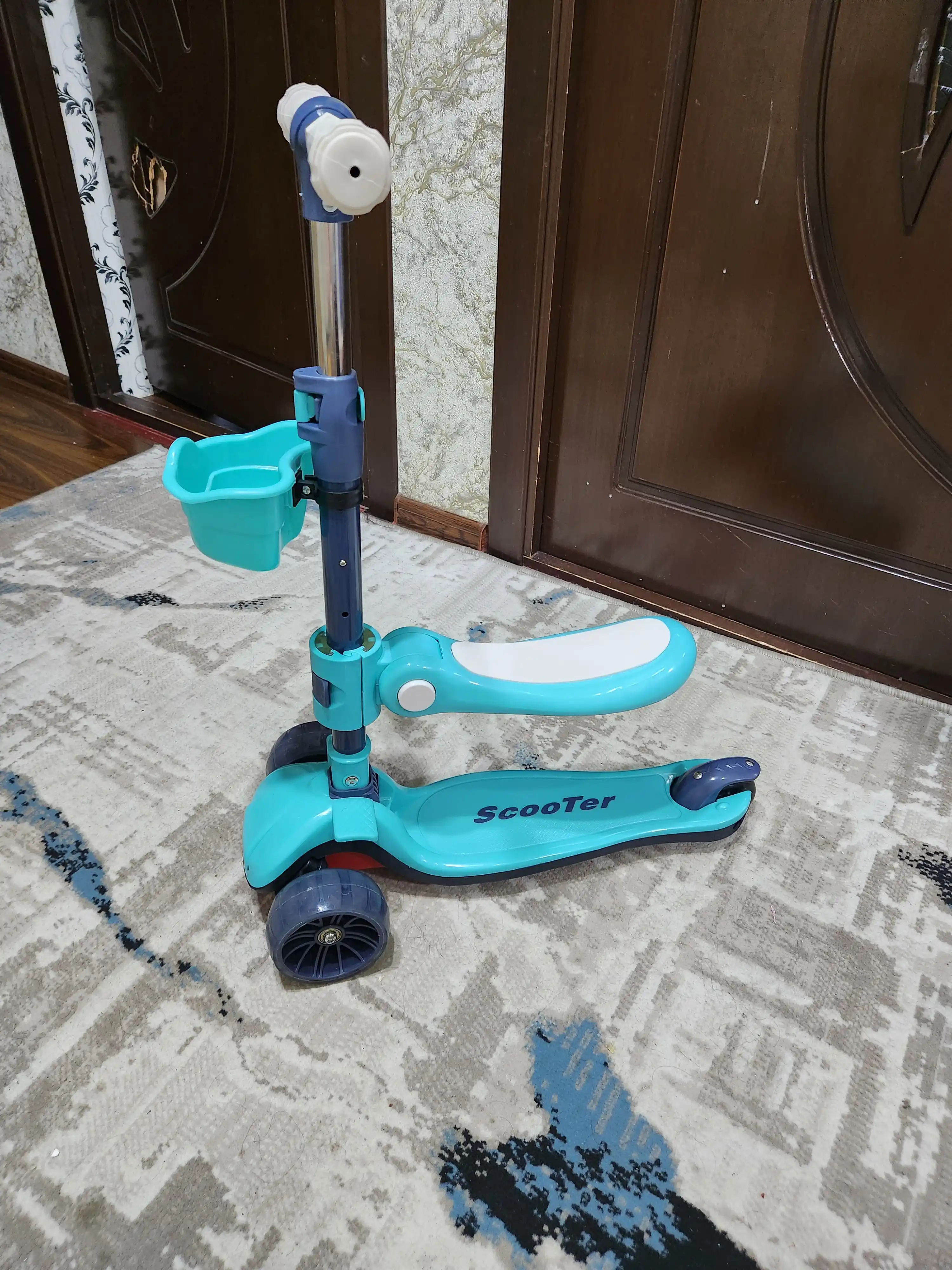 Bolalar samokati yonadigan g'ildiraklari bilan, o'g'il va qizlar uchun