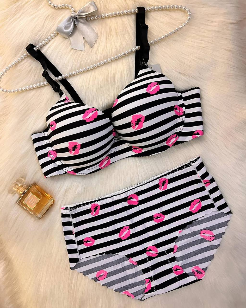 Yogon sikli qora tanli yigitlar olomon ichida xotinini sikishadi