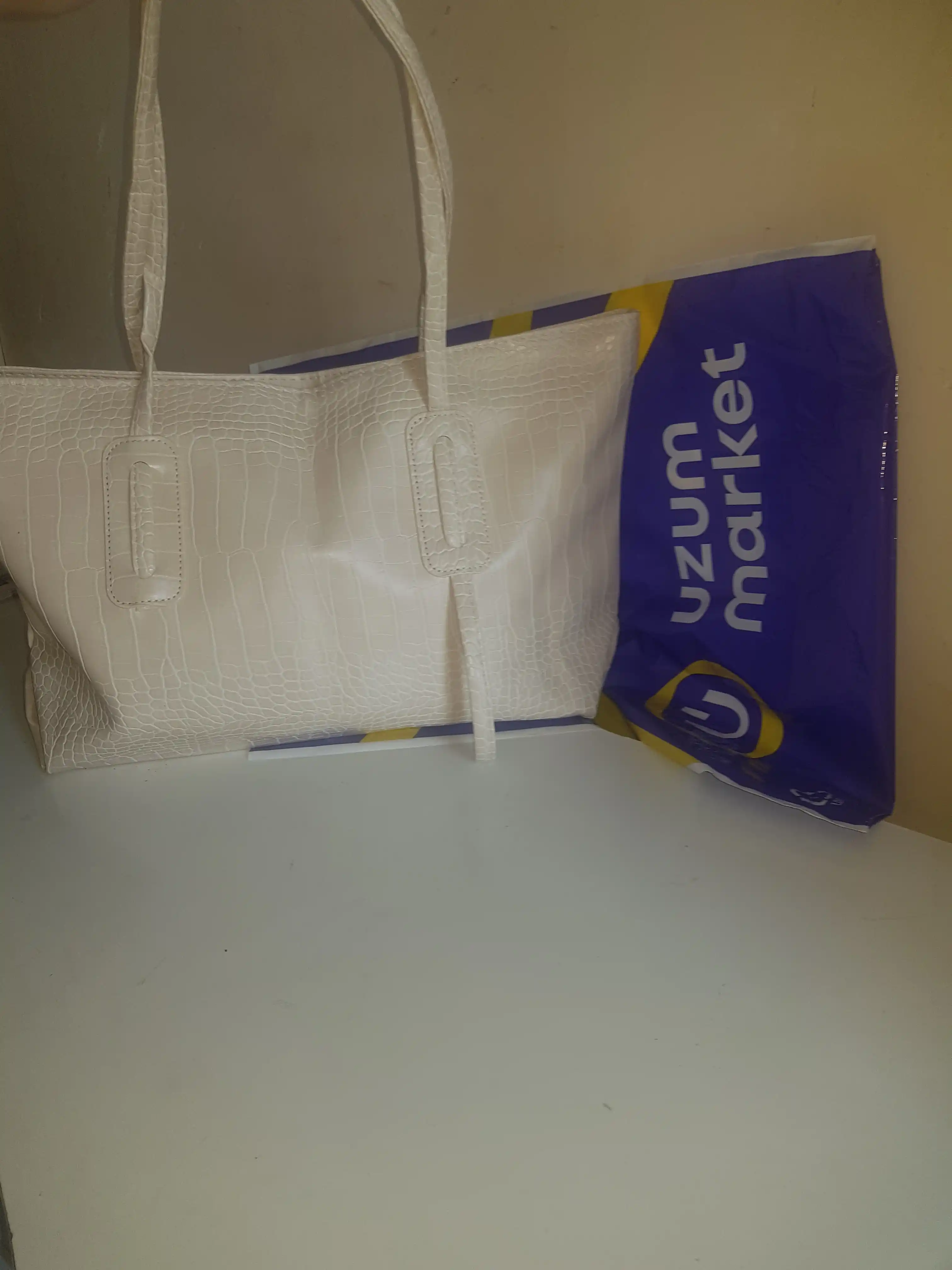 Yelka orqali katta ayollar sumkasi, ekocharm, A4 formatda