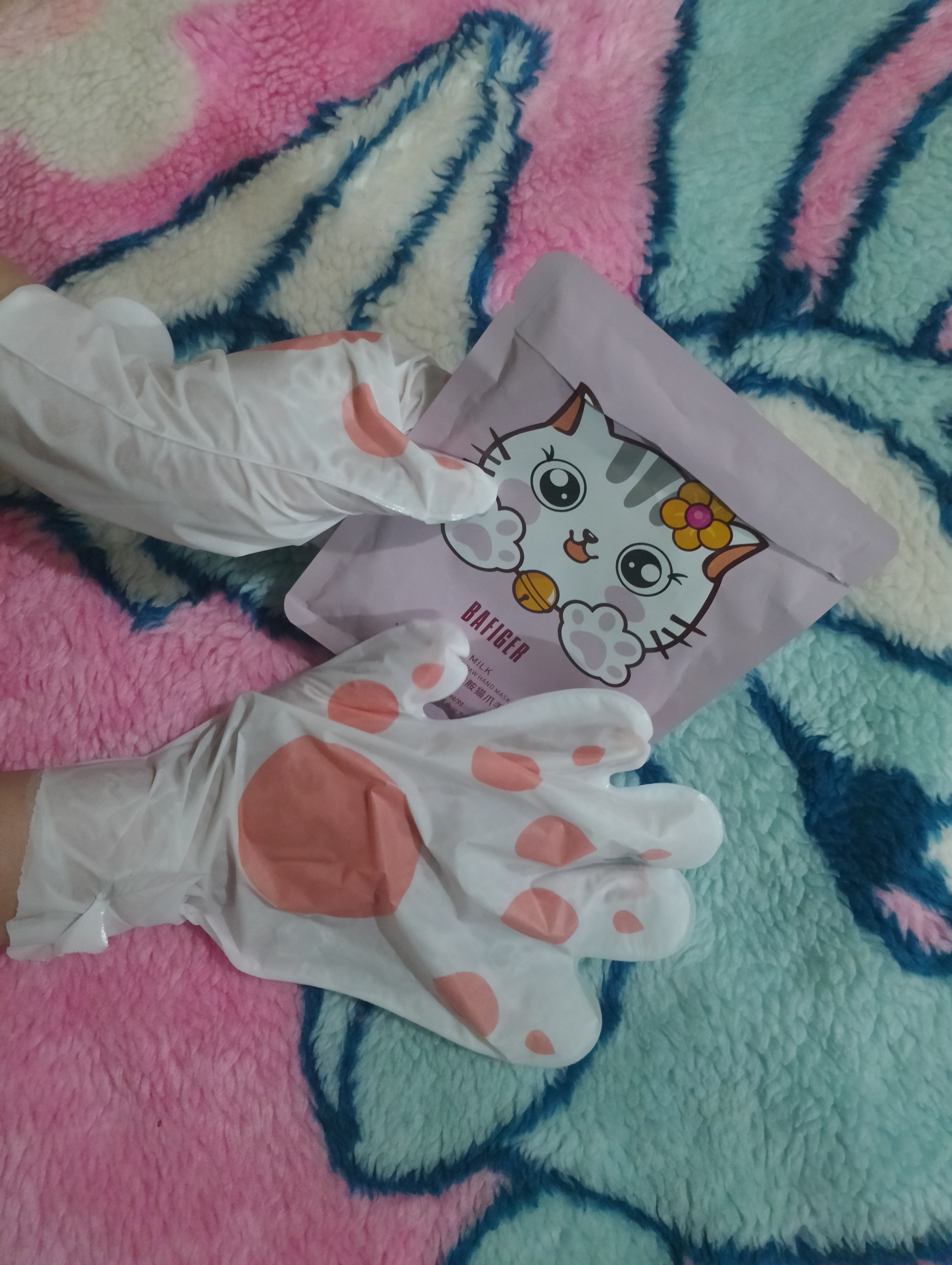 Namlovchi qo‘l va oyoq uchun maska tovon uchun paypoq oqartiruvchi niqob qo‘lqoplar paypoq