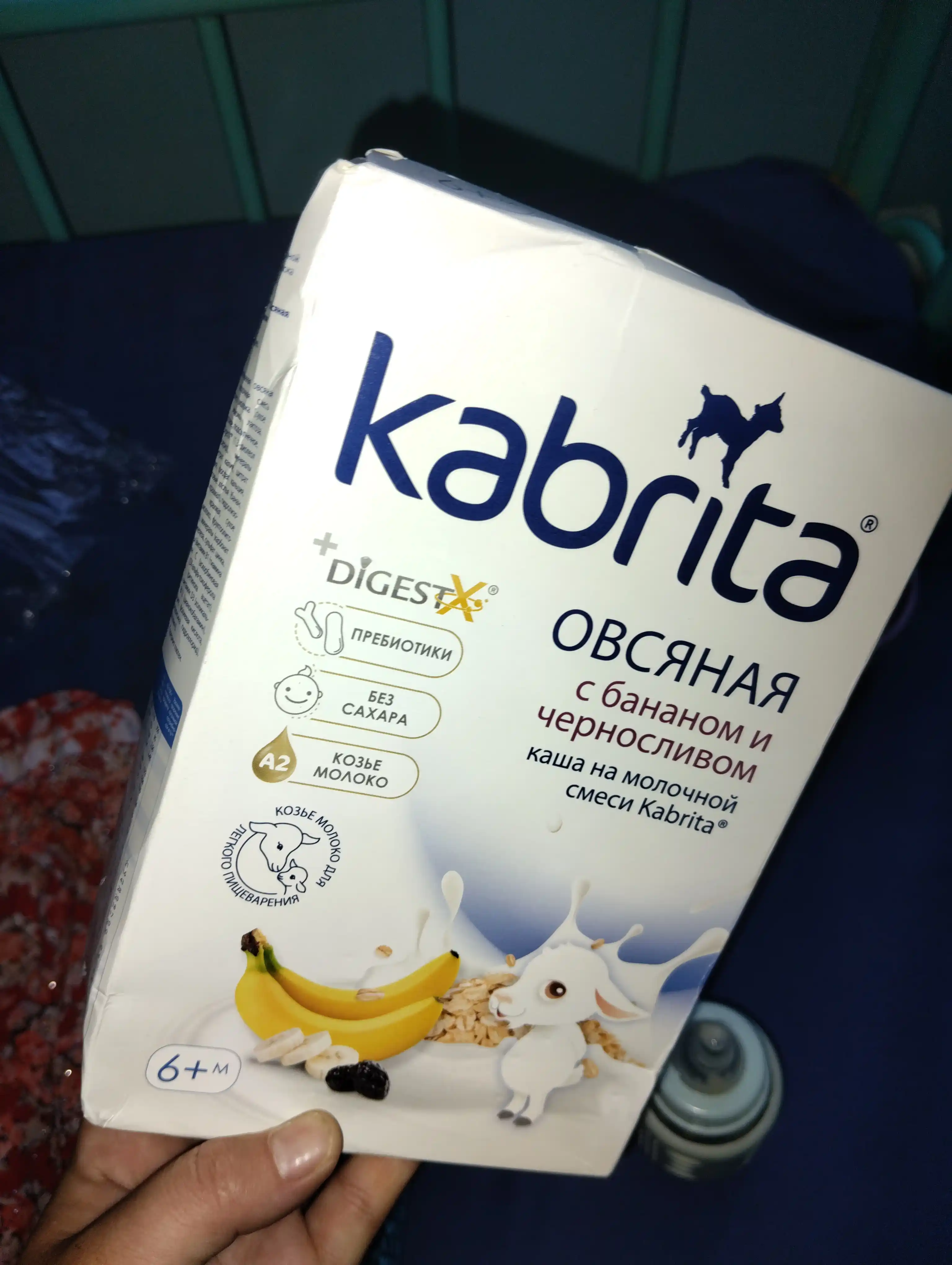 Ovsyanka bo'tqasi Kabrita, banan va qora olxo'ri bilan echki sutida 6 oy bilan, 180 gr