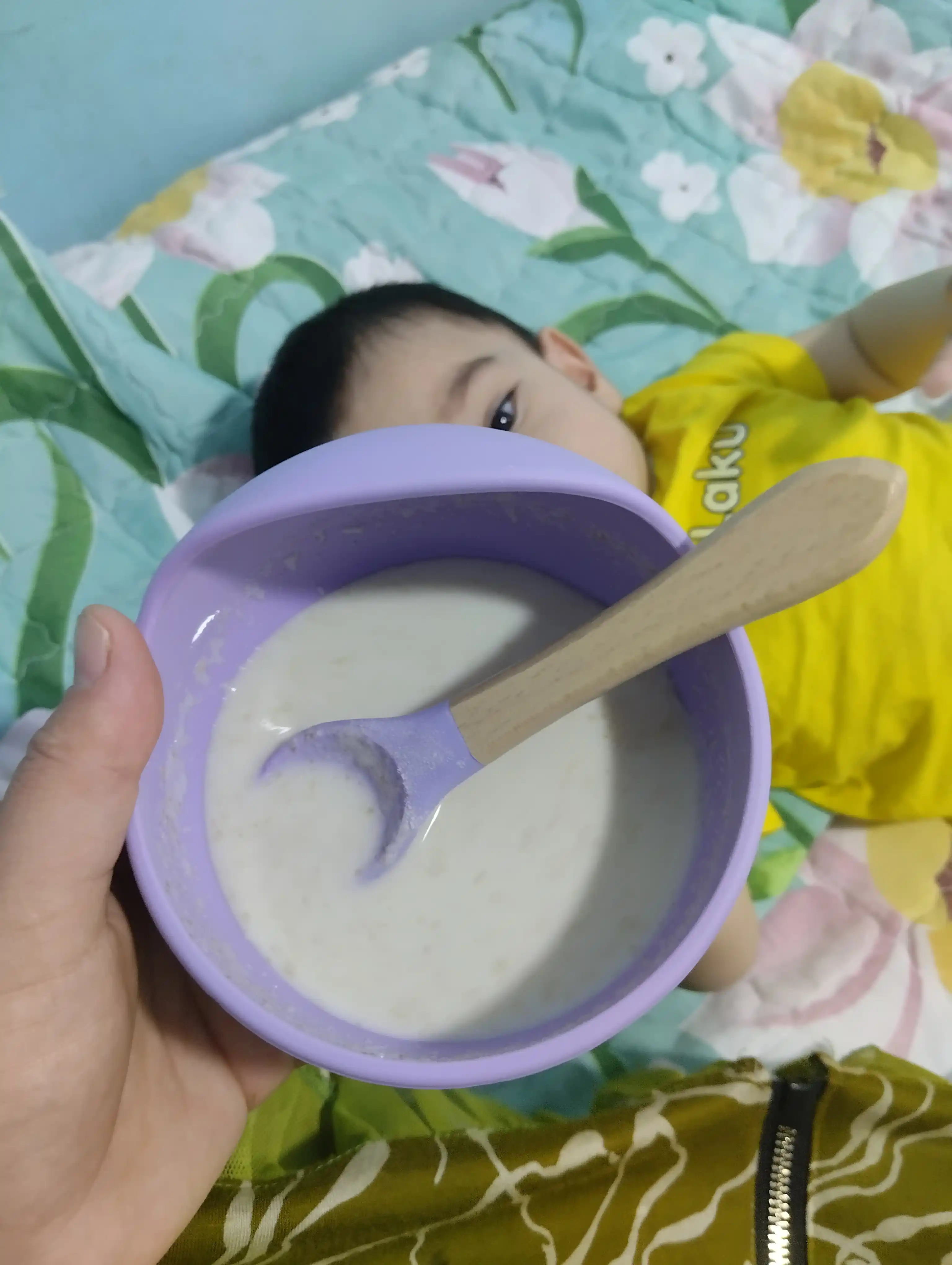 Ovsyanka bo'tqasi Kabrita, banan va qora olxo'ri bilan echki sutida 6 oy bilan, 180 gr