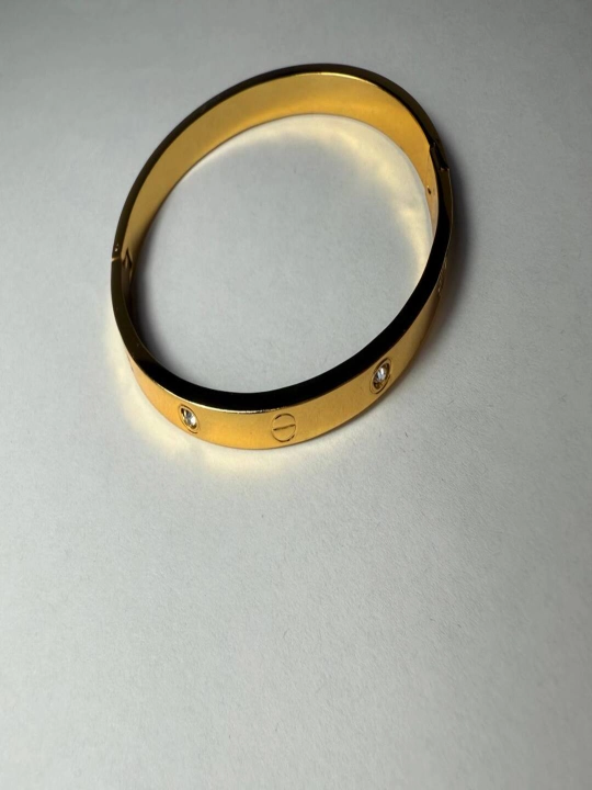 Cartier uslubidagi ayollar bilaguzugi, zanglamaydigan qotishma
