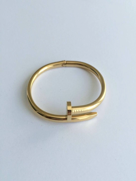 Cartier uslubidagi ayollar bilaguzugi, zanglamaydigan qotishma