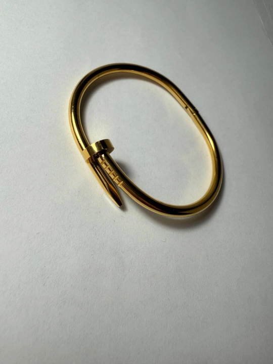 Cartier uslubidagi ayollar bilaguzugi, zanglamaydigan qotishma