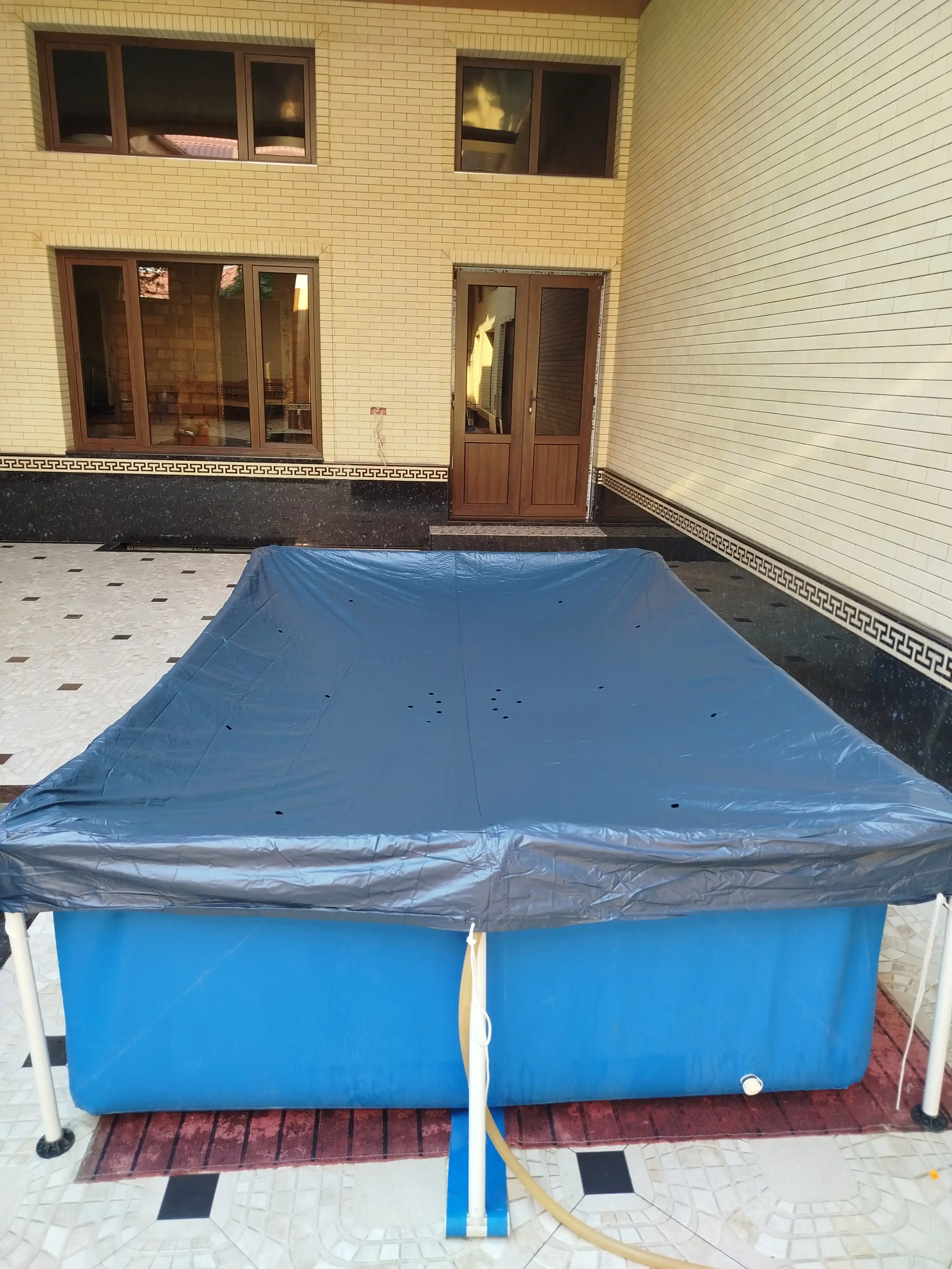 Karkas hovuzi uchun tent