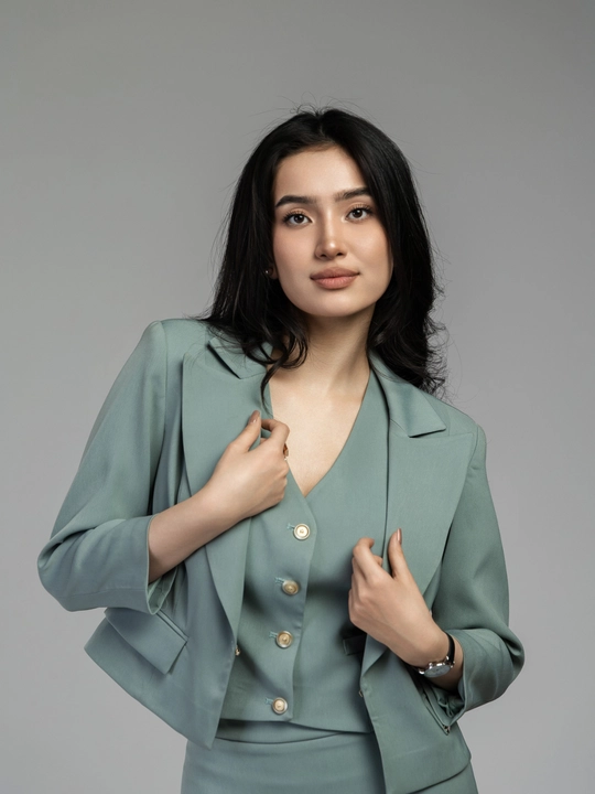 Ayollar uchun uch qismli kostyum: jaket, jilet va qalam yubka