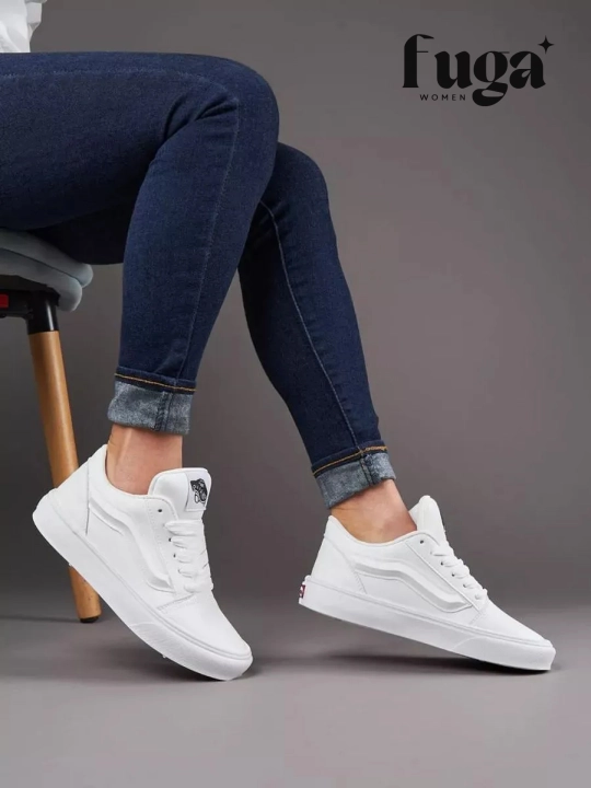 Vans uslubidagi ayollar kedi – faollik va uslub uyg‘unligi