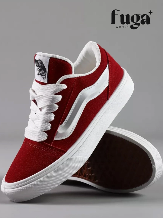 Vans uslubidagi ayollar kedi – faollik va uslub uyg‘unligi