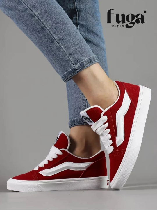 Vans uslubidagi ayollar kedi – faollik va uslub uyg‘unligi