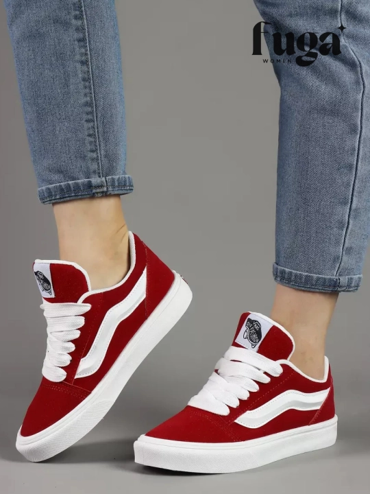 Vans uslubidagi ayollar kedi – faollik va uslub uyg‘unligi