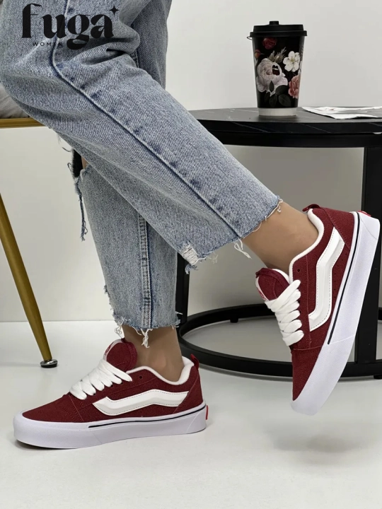 Vans uslubidagi ayollar kedi – faollik va uslub uyg‘unligi