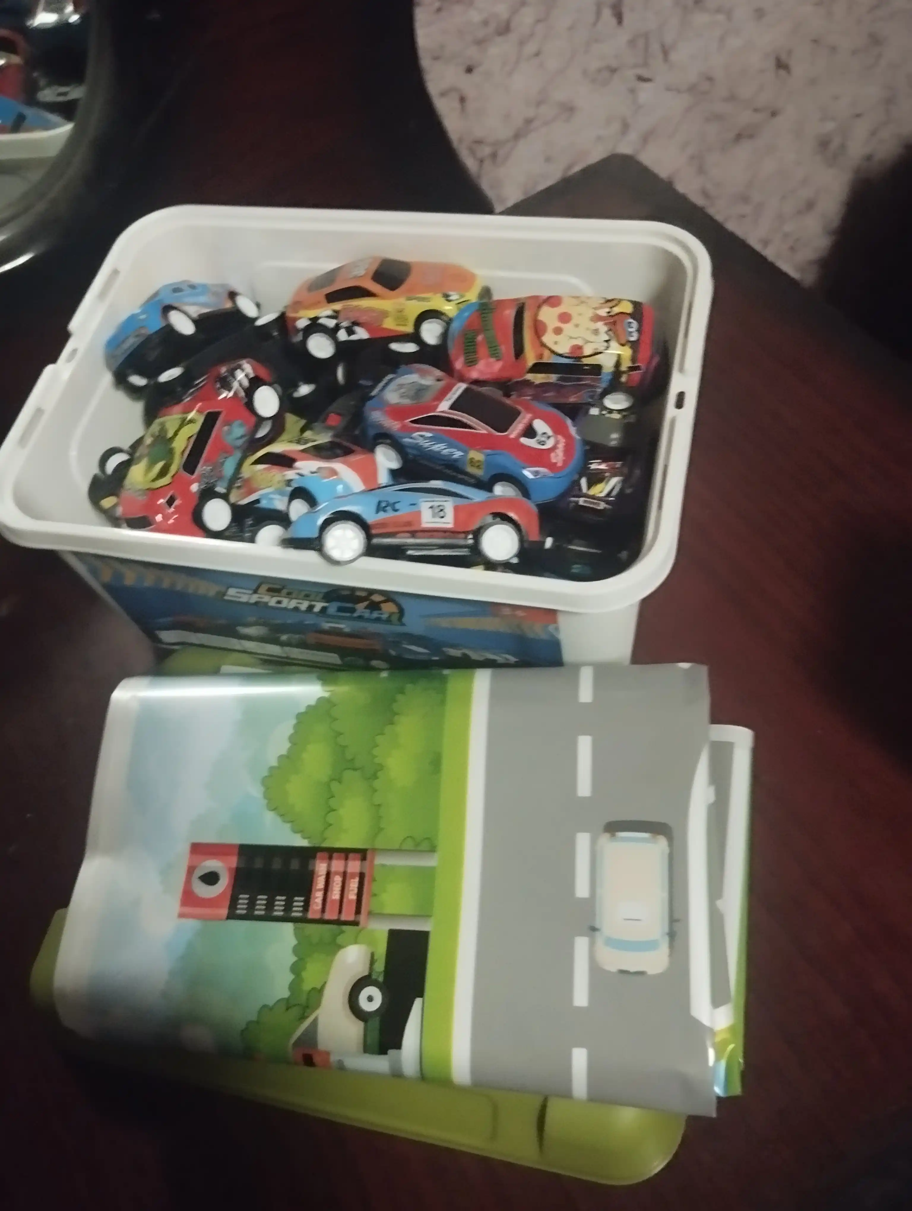 Hot Wheels metall mashinalar to‘plami, konteynerlar konstruktori