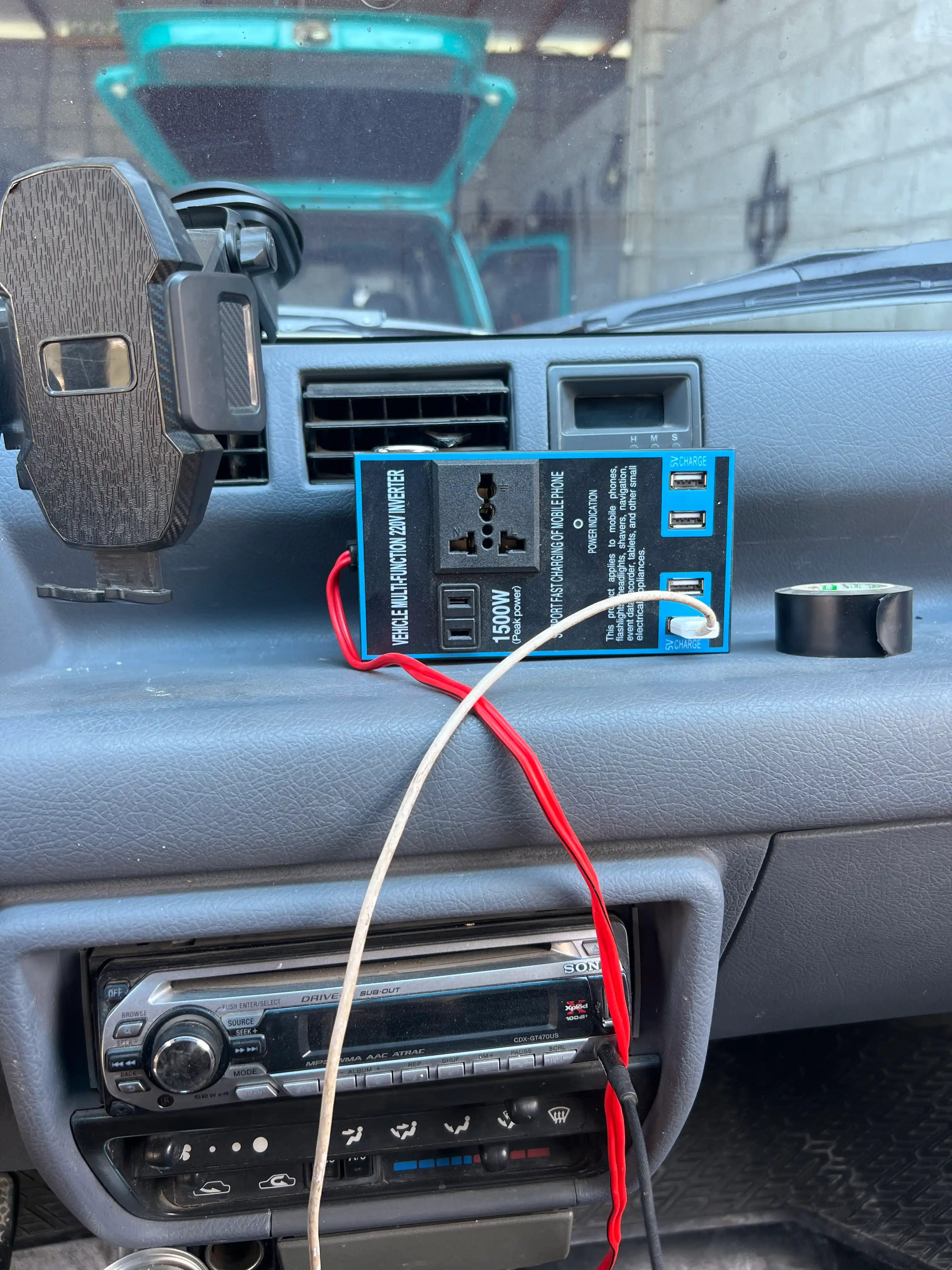 Avtomobil invertori 12V/24V dan 220V ga, 1500 Vt — 4 ta USB port, metall korpus