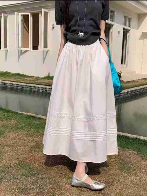 Ayolning yubka ostidagi oyoqlari orasiga