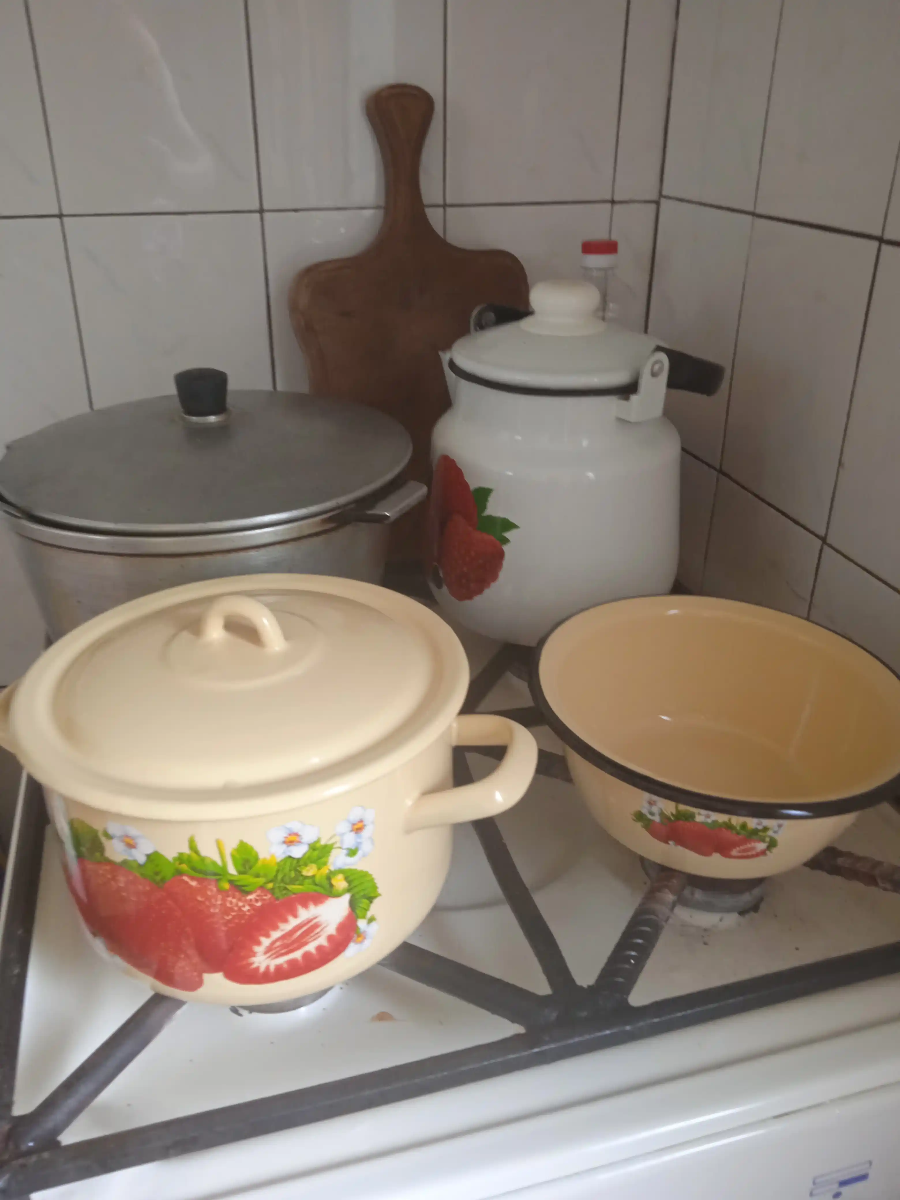Emal qilingan tog‘orachalar Lysva emallari