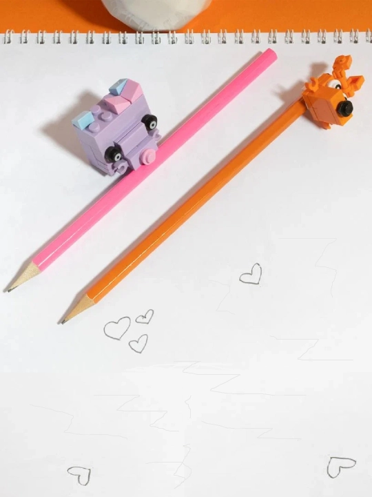 To'plam: 2 ta o'yinchoq uchun Lego qismlari to'plamiga ega oddiy qalamlar