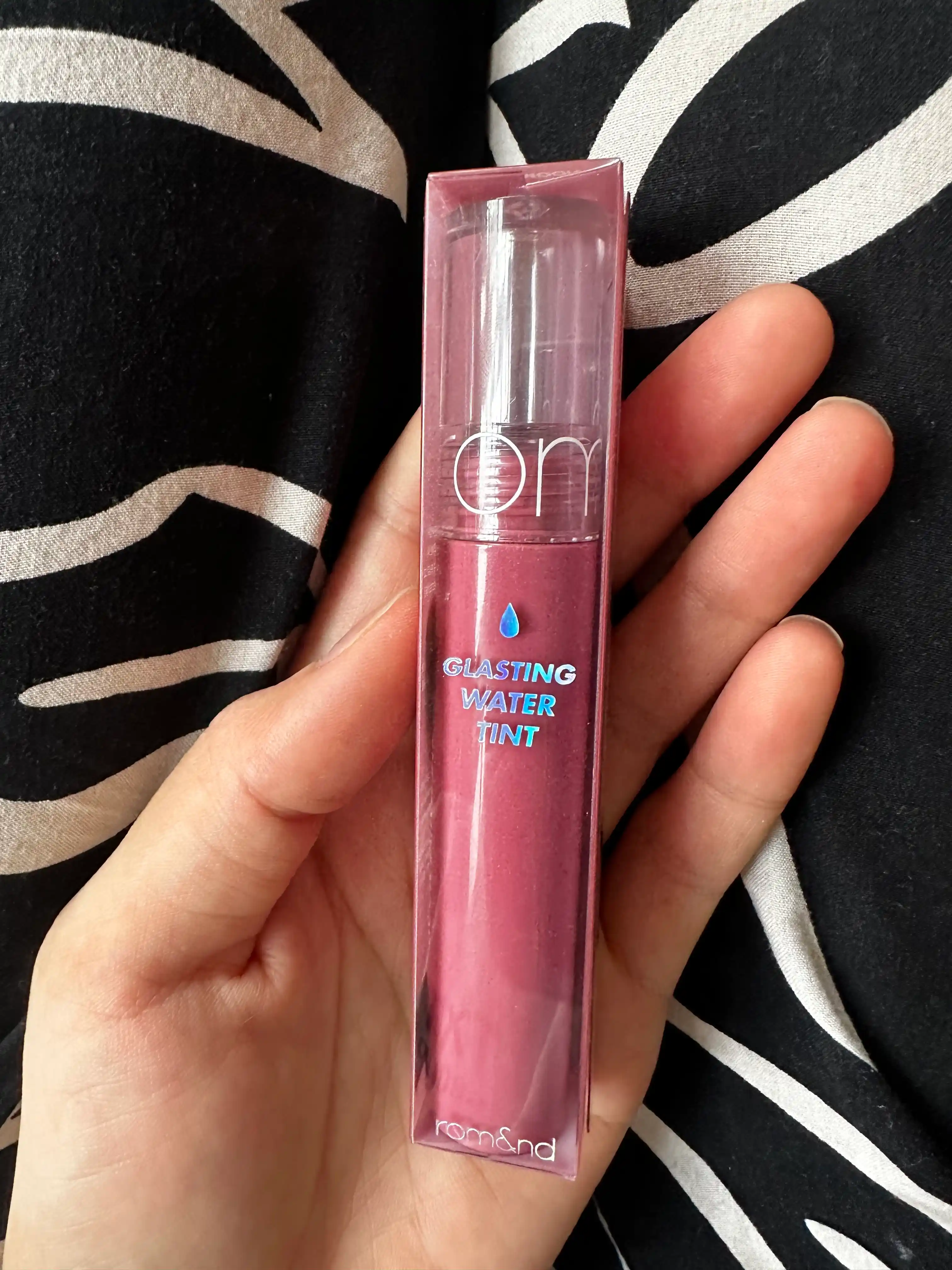 Shisha lablar effektiga ega yaltiroq tint Rom&nd Glasting Water Tint
